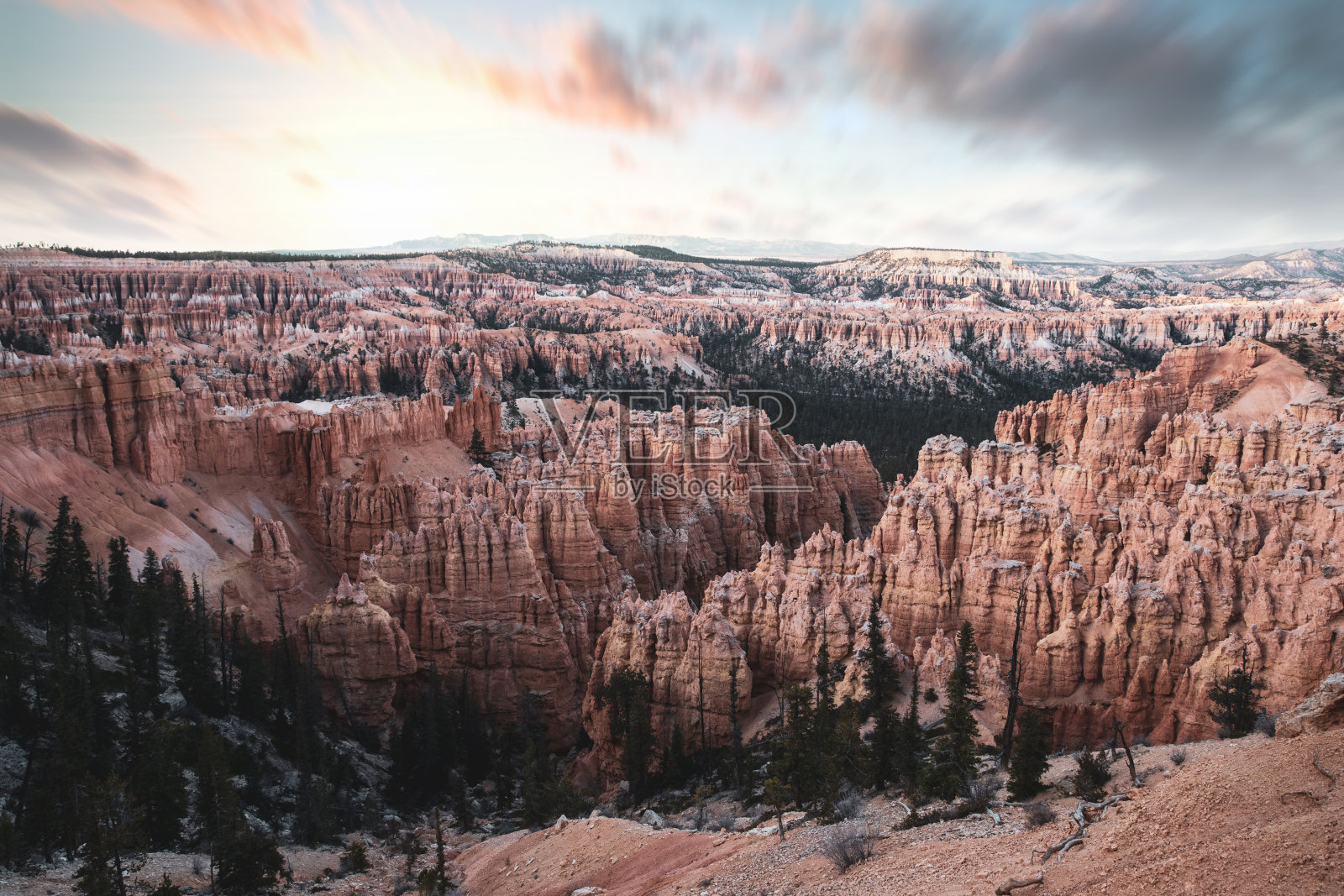 沿着犹他州峡谷旅行-在美国西部的公路旅行照片摄影图片