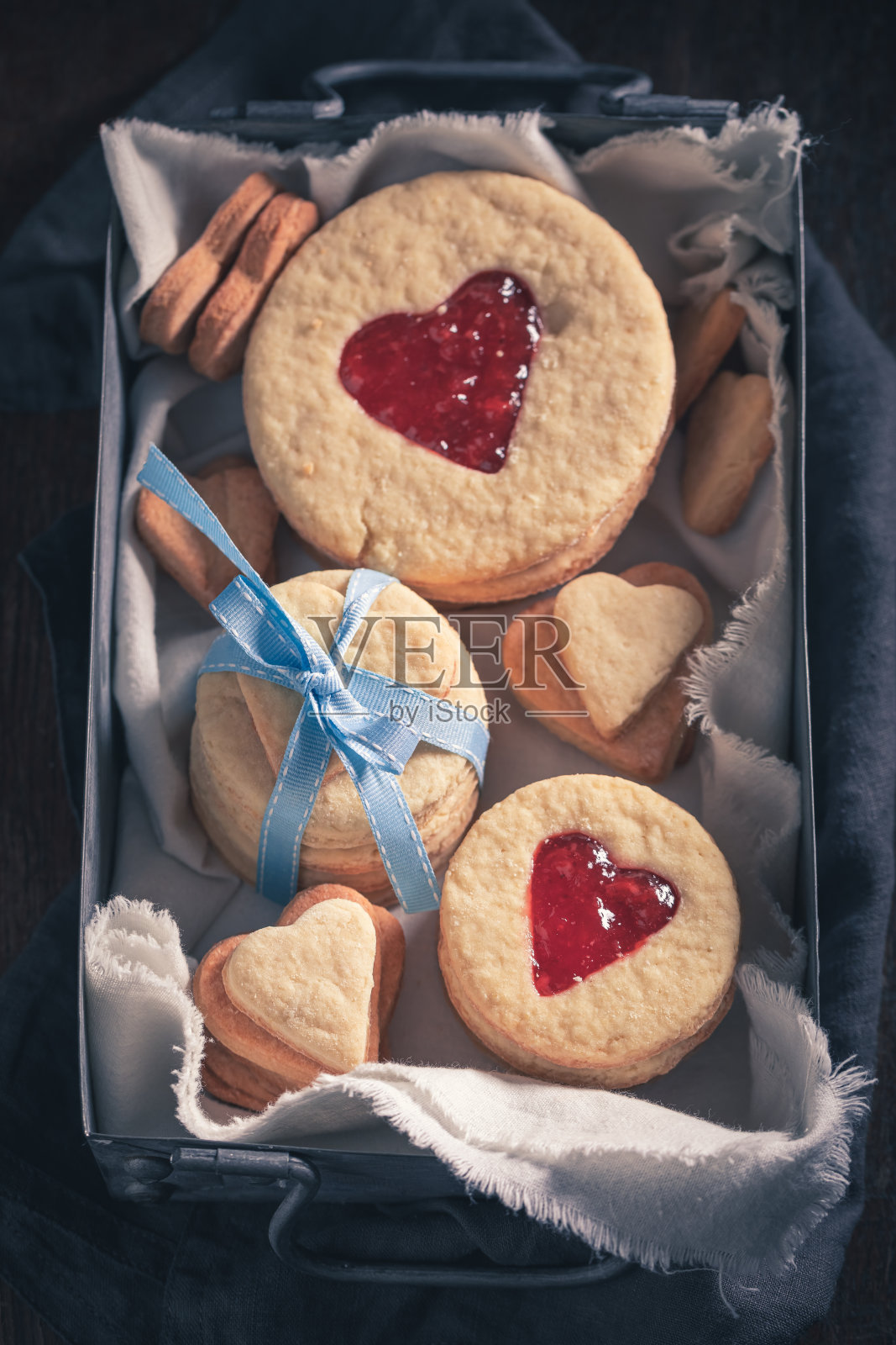 情人节的牛奶饼干,切成心形照片摄影图片