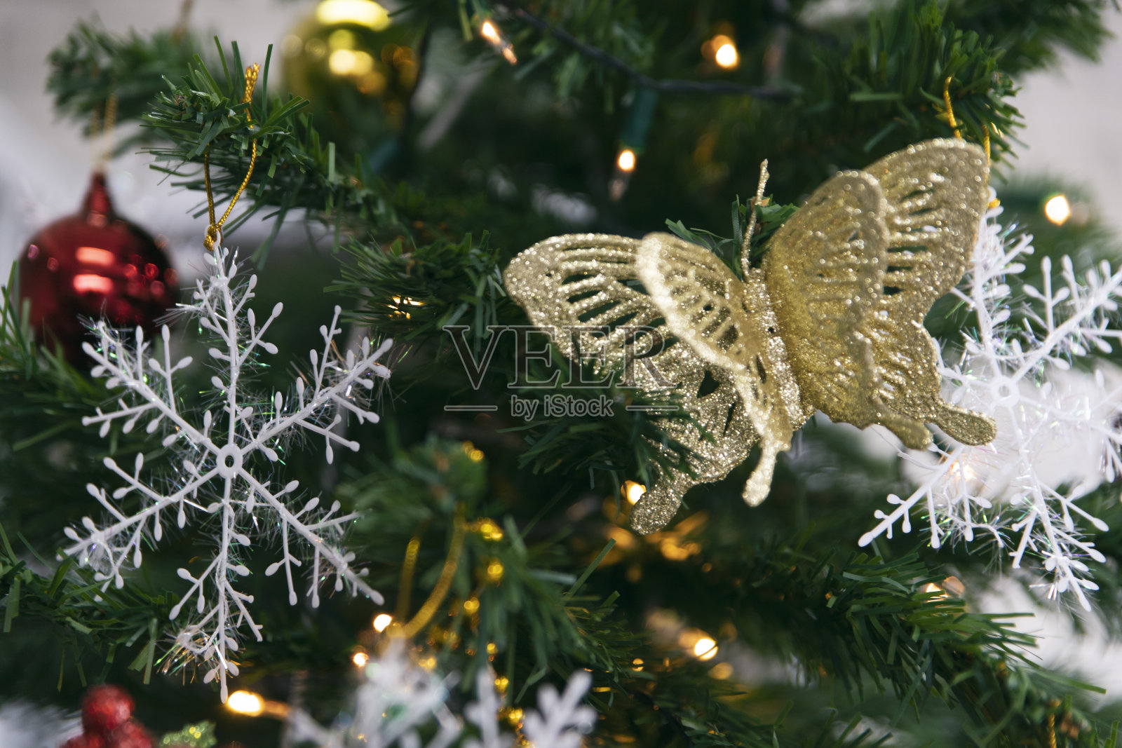 圣诞树和圣诞装饰品。照片摄影图片