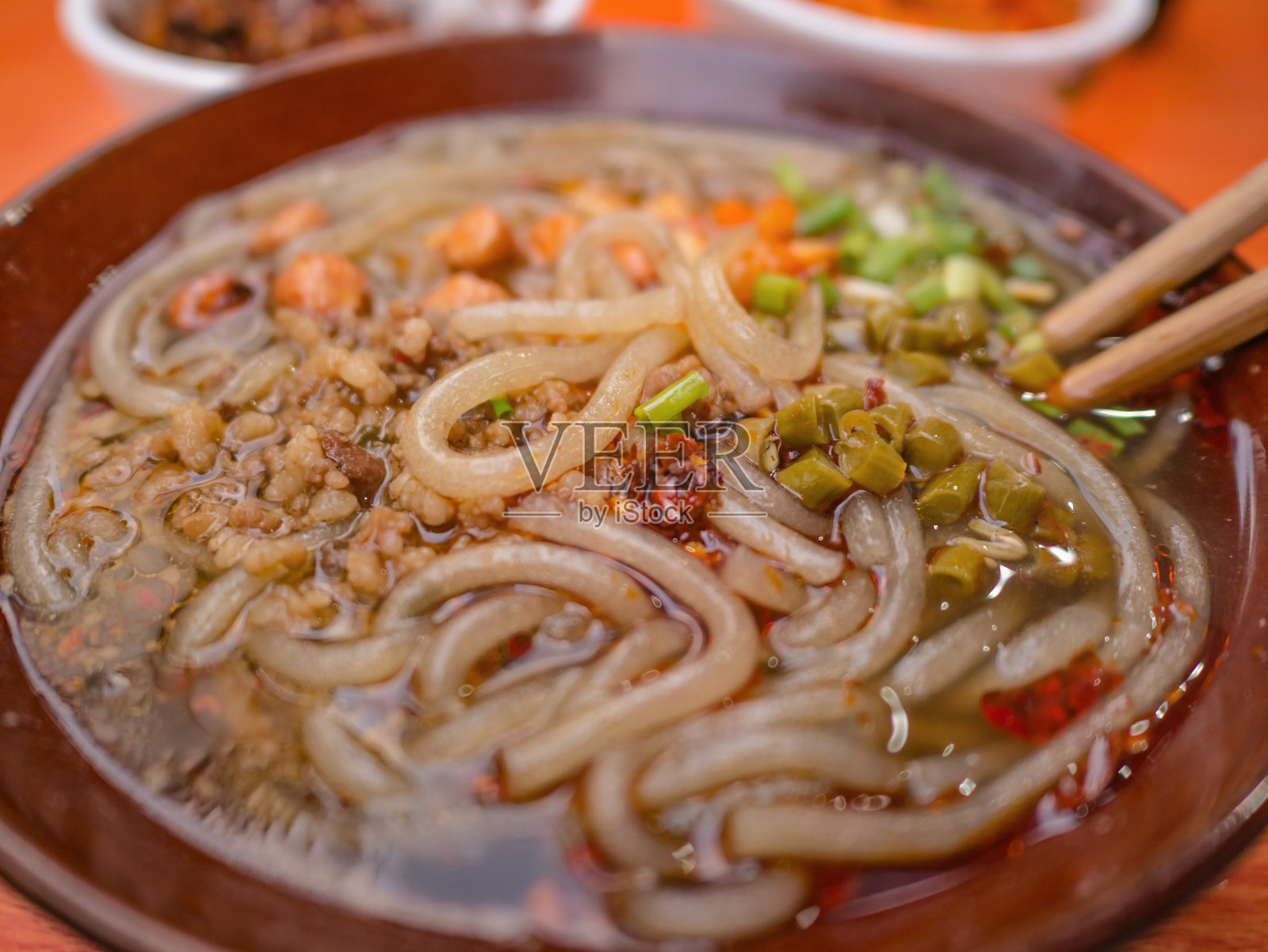 酸辣玻璃粉是中国著名的街头小吃。照片摄影图片