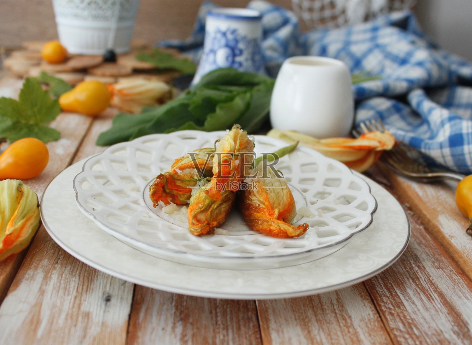 塞西葫芦或西葫芦,与帕尔马干酪烤土豆泥照片摄影图片