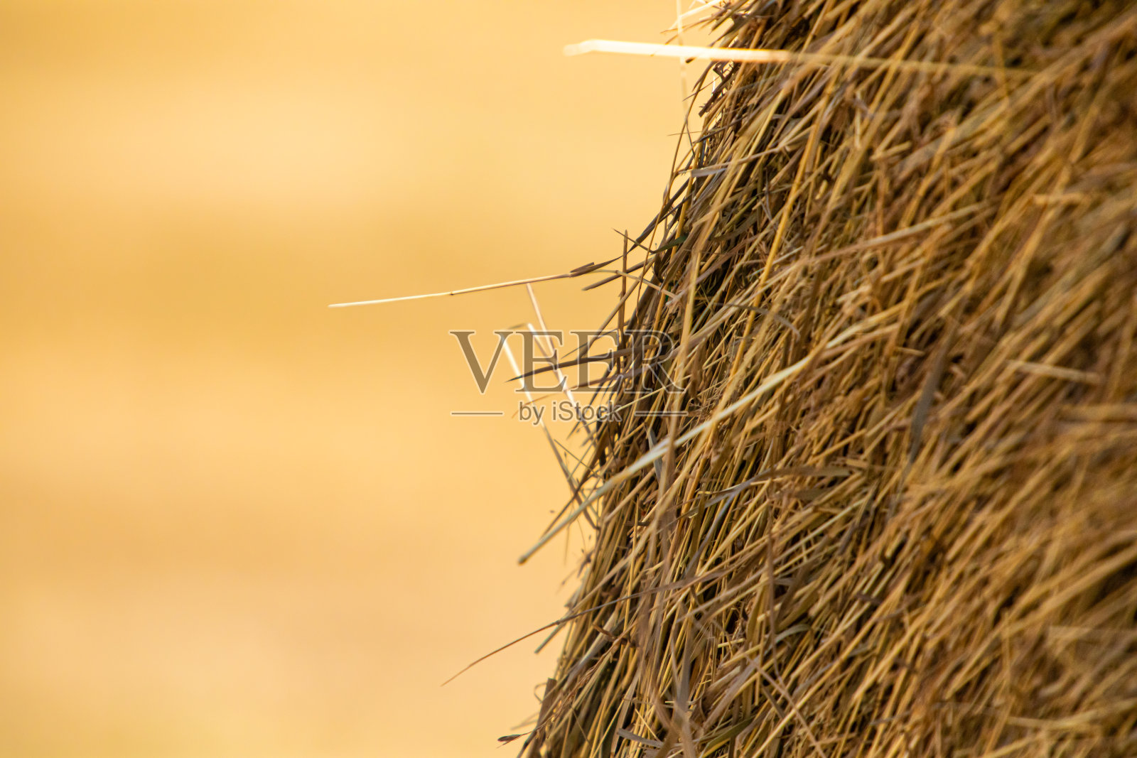 近距离干草捆模糊的背景。照片摄影图片