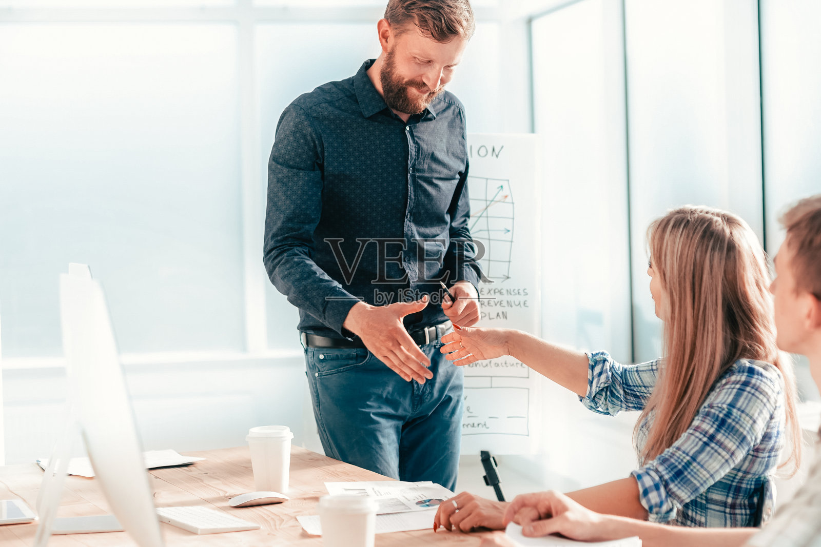 业务团队在办公室开会讨论新想法照片摄影图片