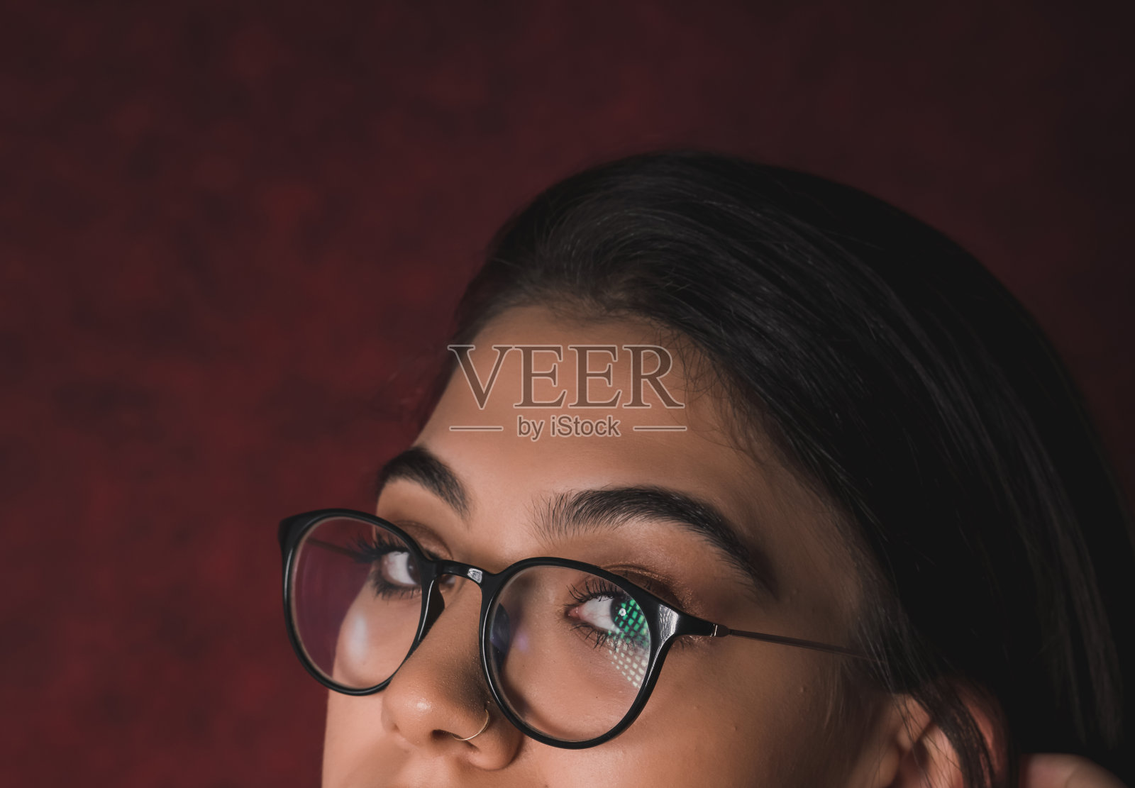 用数字眼镜的女人照片摄影图片