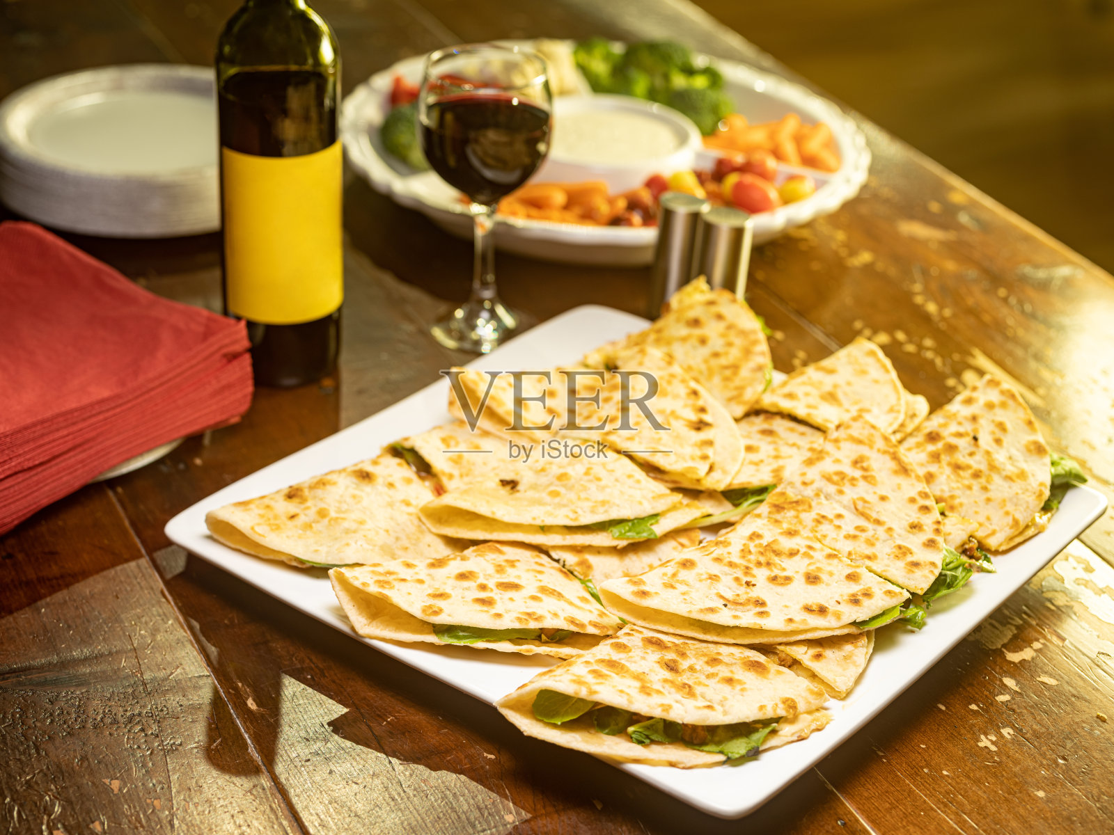 肉三明治卷上桌了照片摄影图片