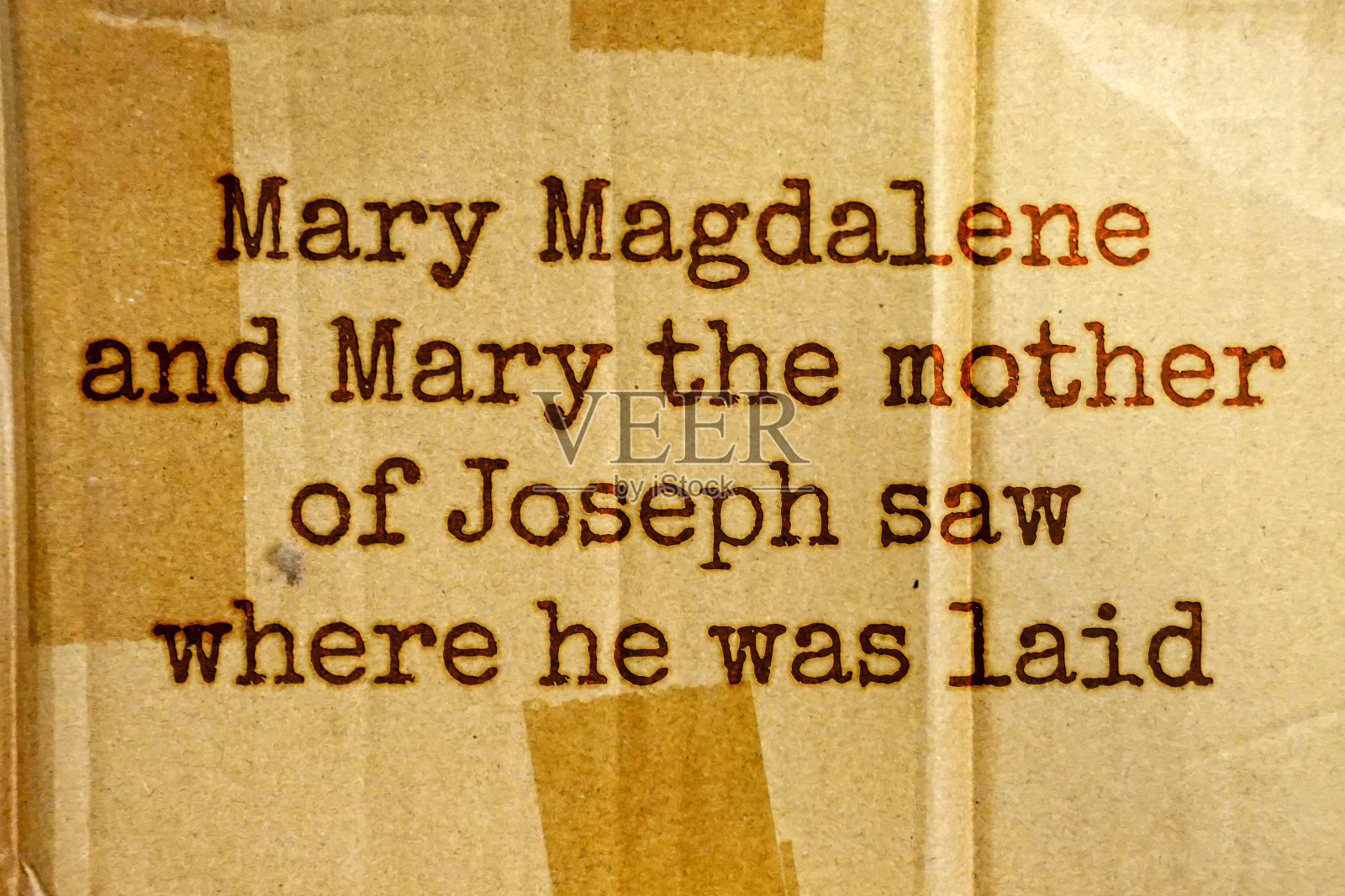 抹大拉的马利亚,和约瑟的母亲马利亚都看见安放他的地方。抹大拉的马利亚圣经经文-写在纸板上照片摄影图片