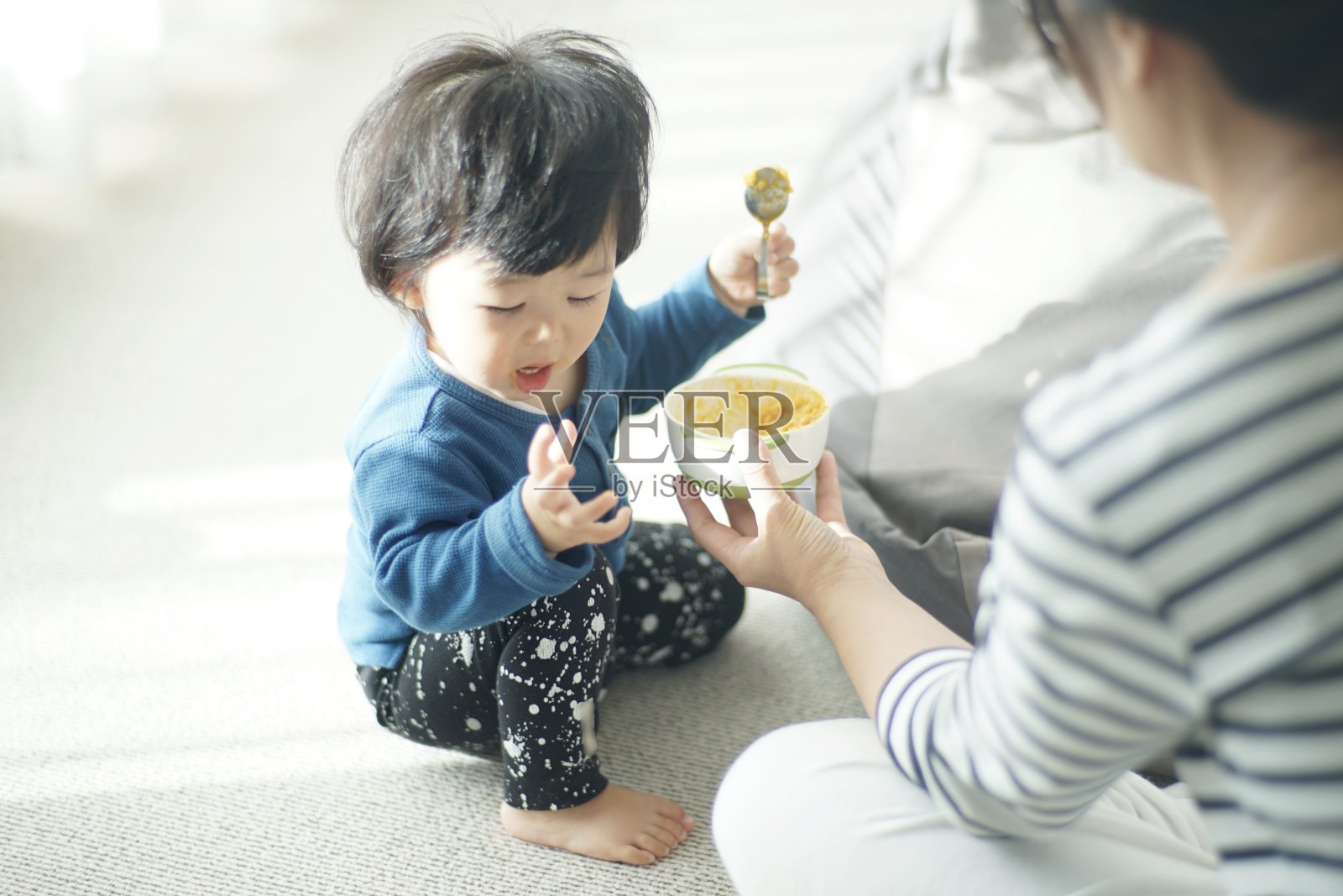 小男孩在家吃饭照片摄影图片