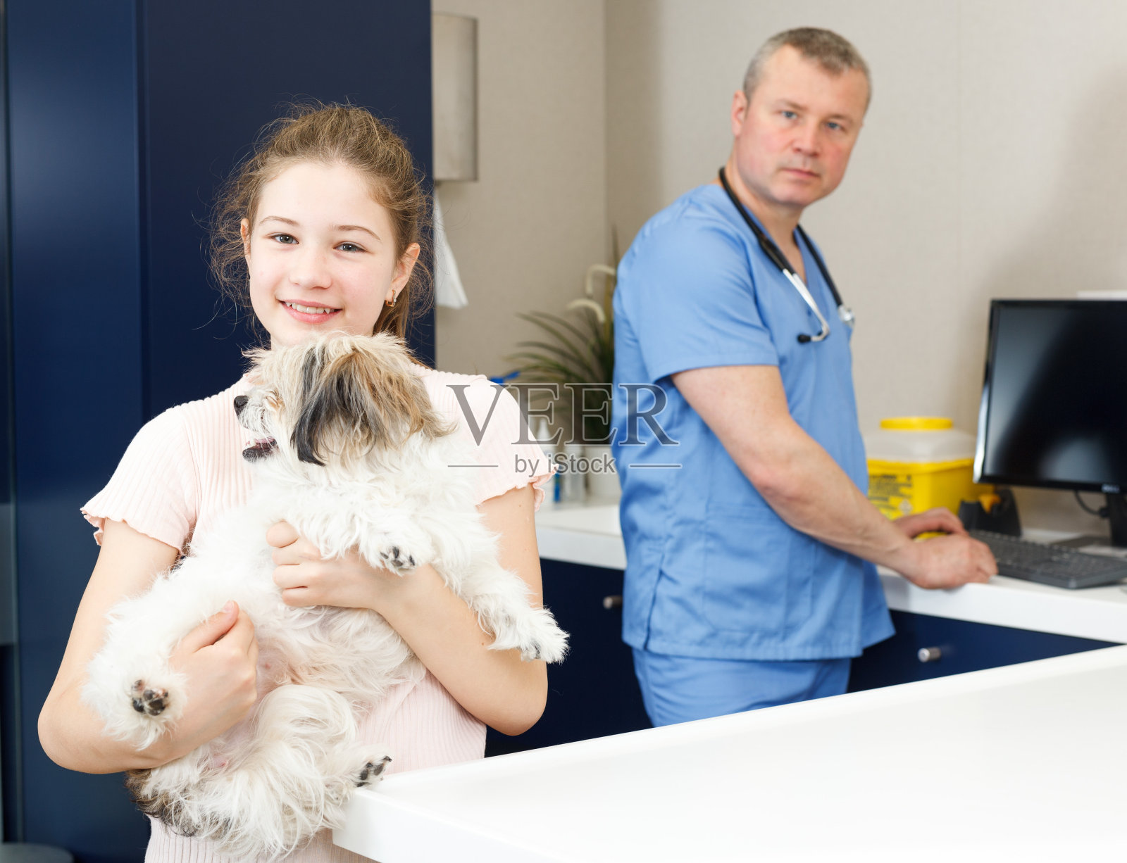 快乐的女孩带狗咨询兽医照片摄影图片