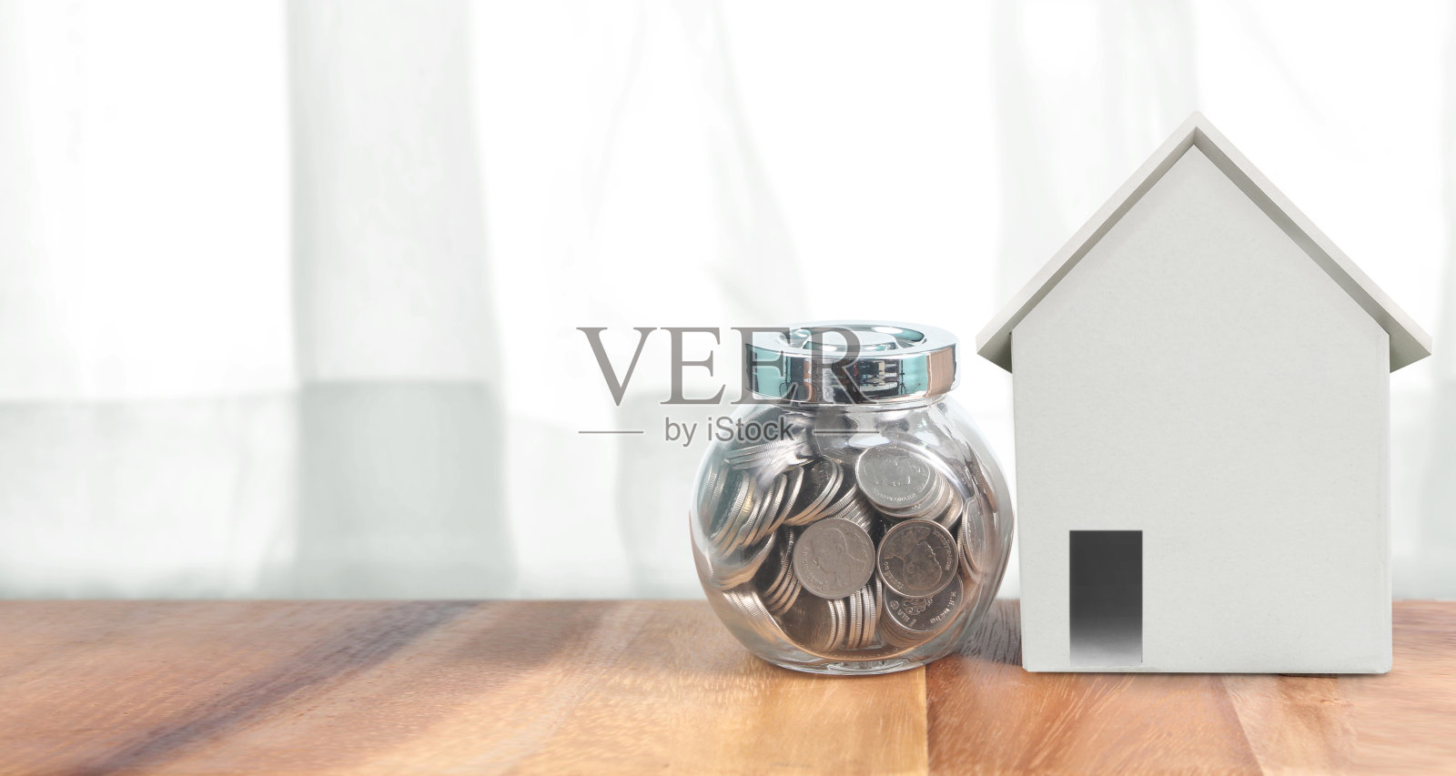 房子模型在木制空间上。家,住房和房地产概念照片摄影图片