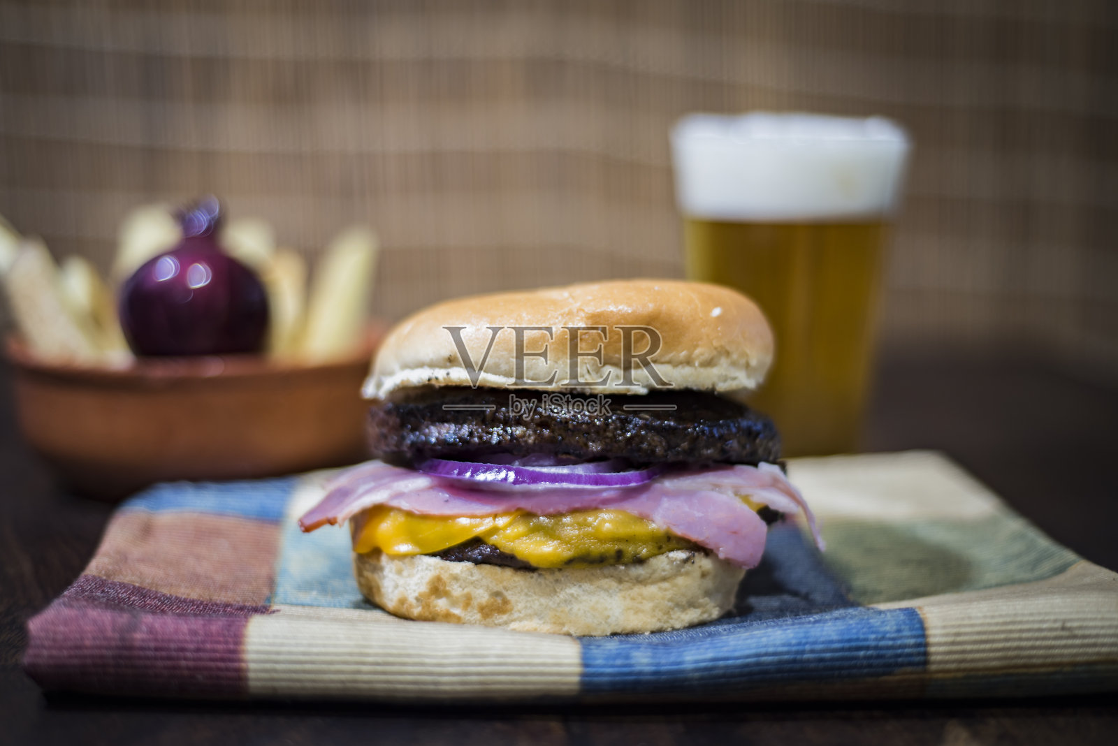 阿根廷牛肉汉堡配培根,芝士,紫洋葱,土豆和啤酒照片摄影图片