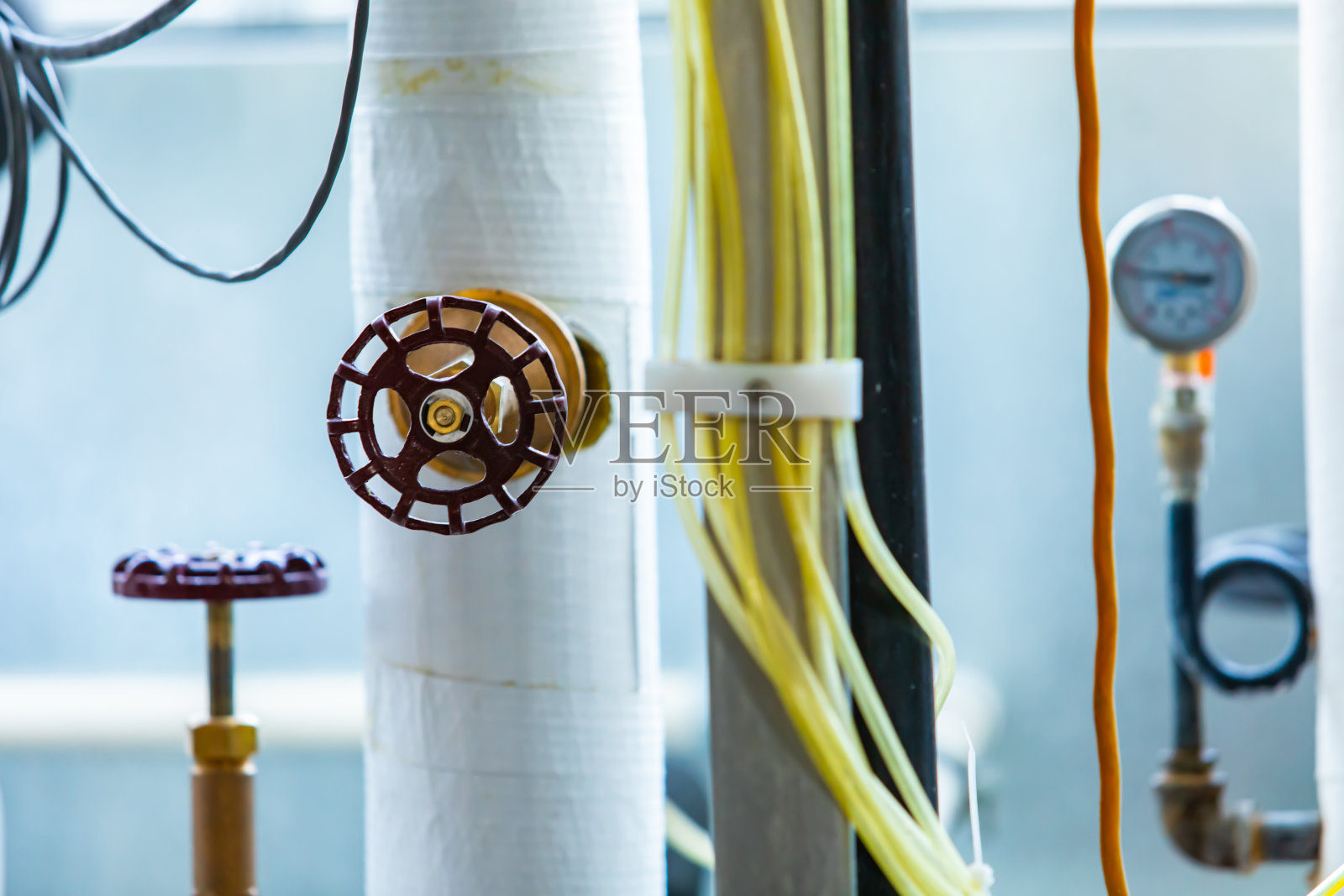 管道和阀门,啤酒厂管道系统照片摄影图片