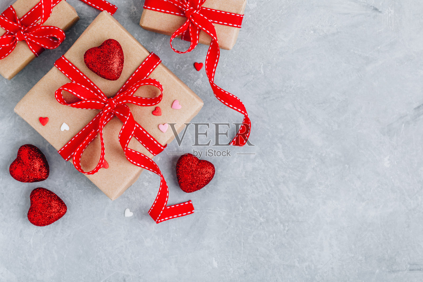 情人节红色爱心与礼品盒背景照片摄影图片