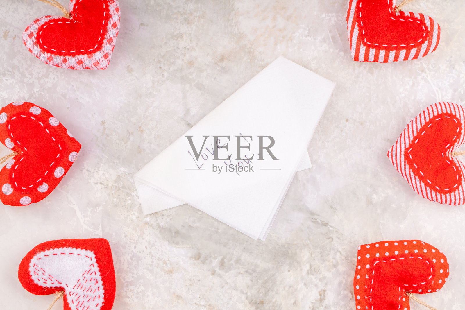 纸餐巾与爱的短信与手工缝线心照片摄影图片