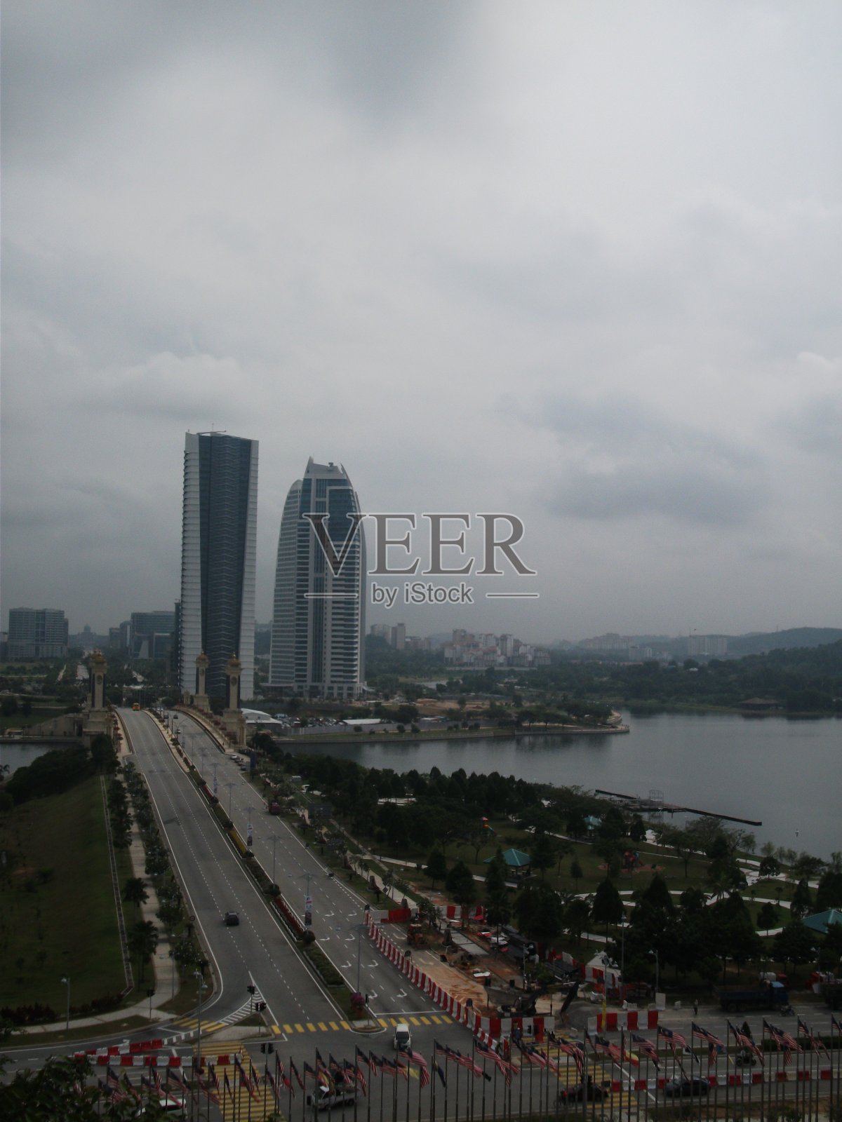 非常高的商业建筑,有道路和河景。照片摄影图片