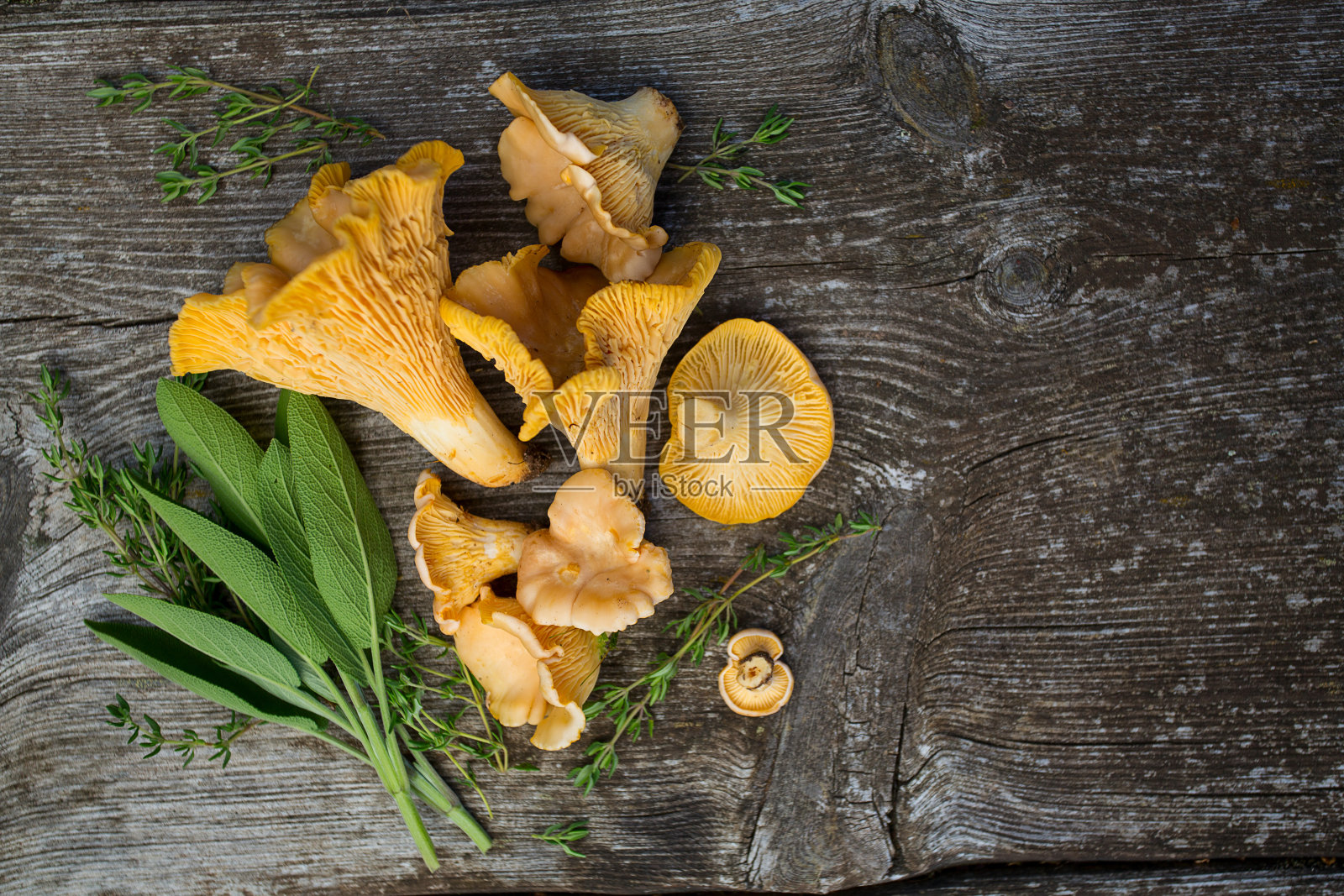 鸡油菌放在木质表面照片摄影图片