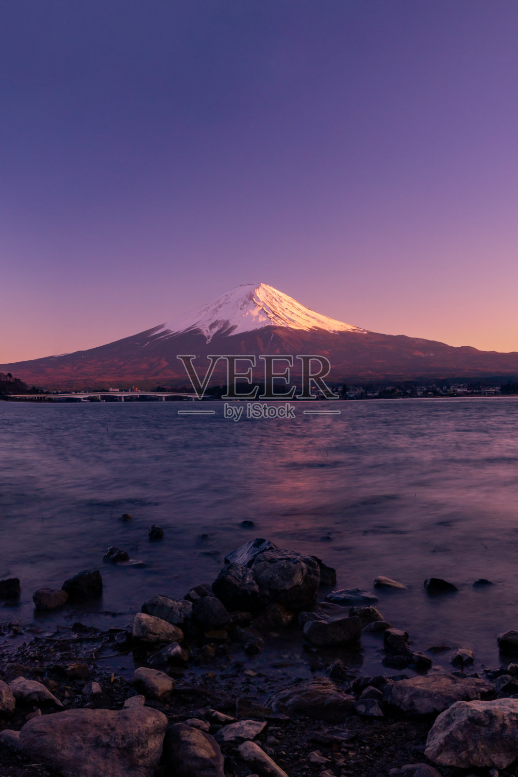 日本藤吉田川口子富士山。照片摄影图片