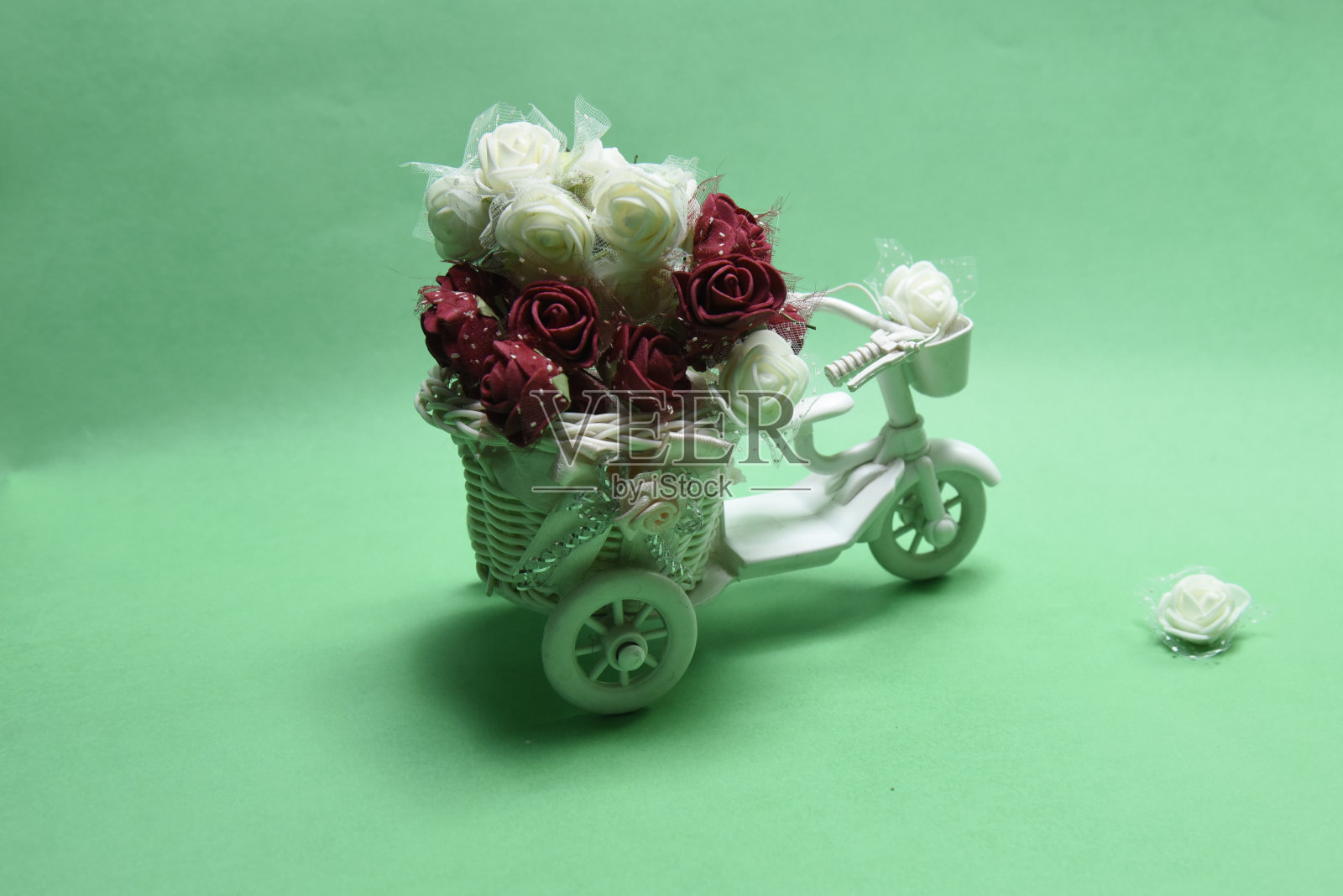 三轮车造型花篮照片摄影图片
