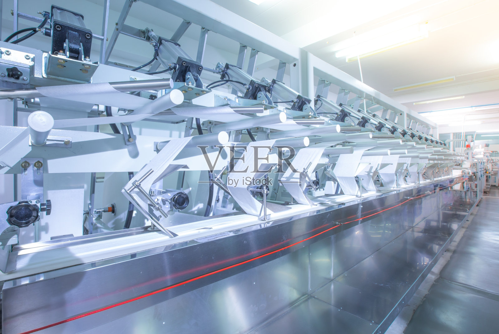 用于包装产品的机器在工厂内,无菌美容行业以保持最大的洁净度。浅聚焦效果。照片摄影图片