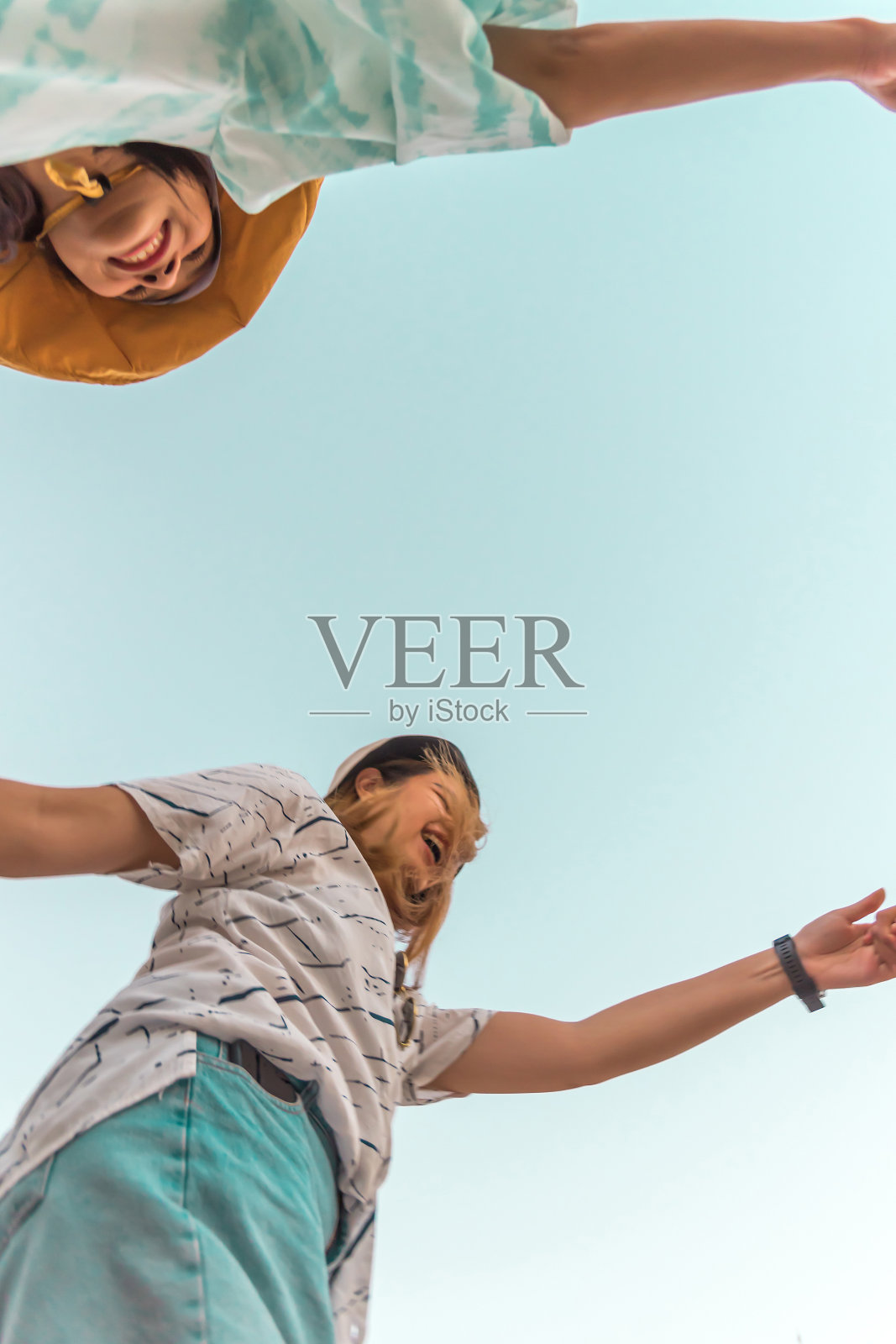 女人手牵着手围着照相机快乐地跑照片摄影图片