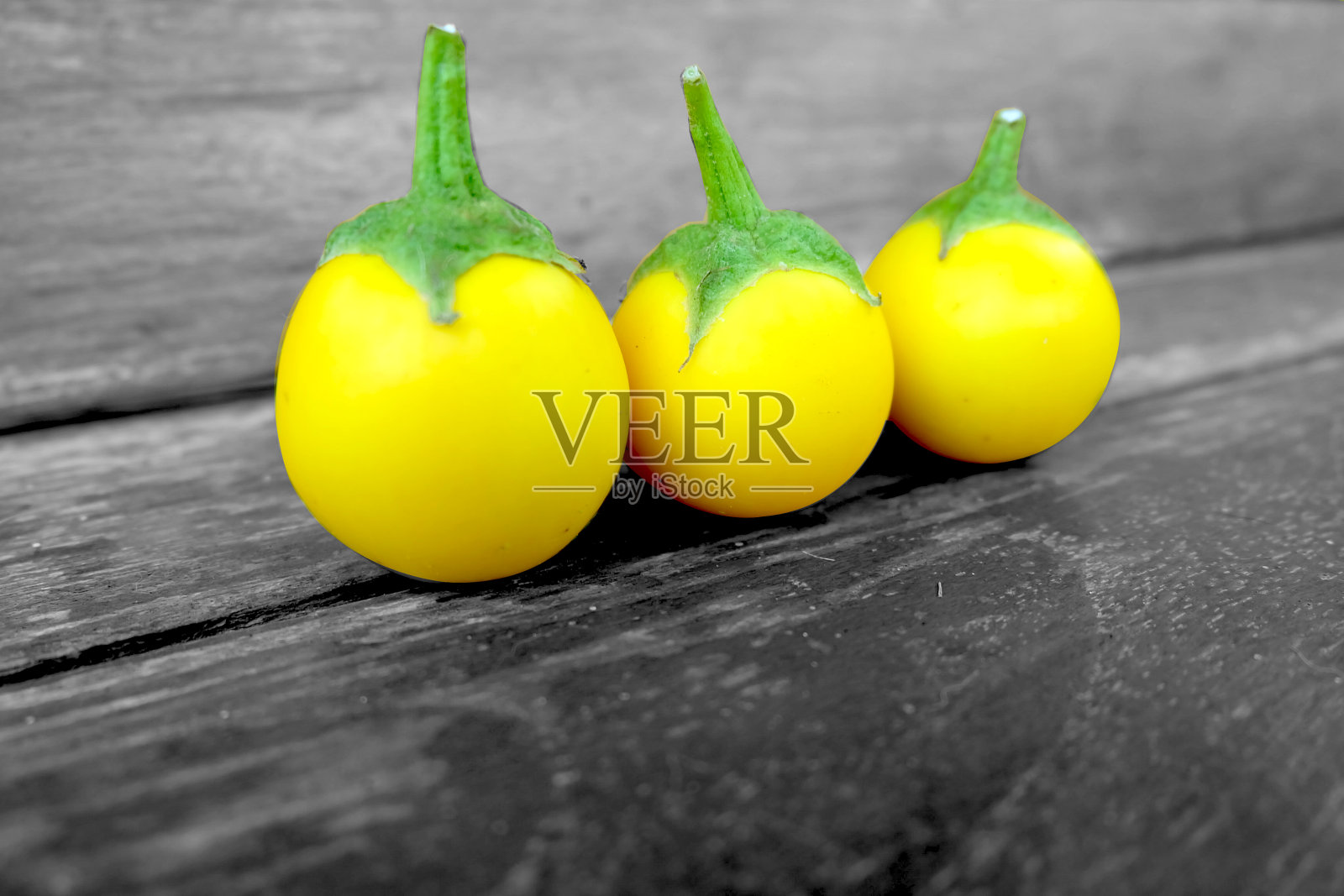 黄色的茄子孤立。新鲜的泰国茄子或茄子蔬菜在棕色的木背景纹理。饮食设计。照片摄影图片