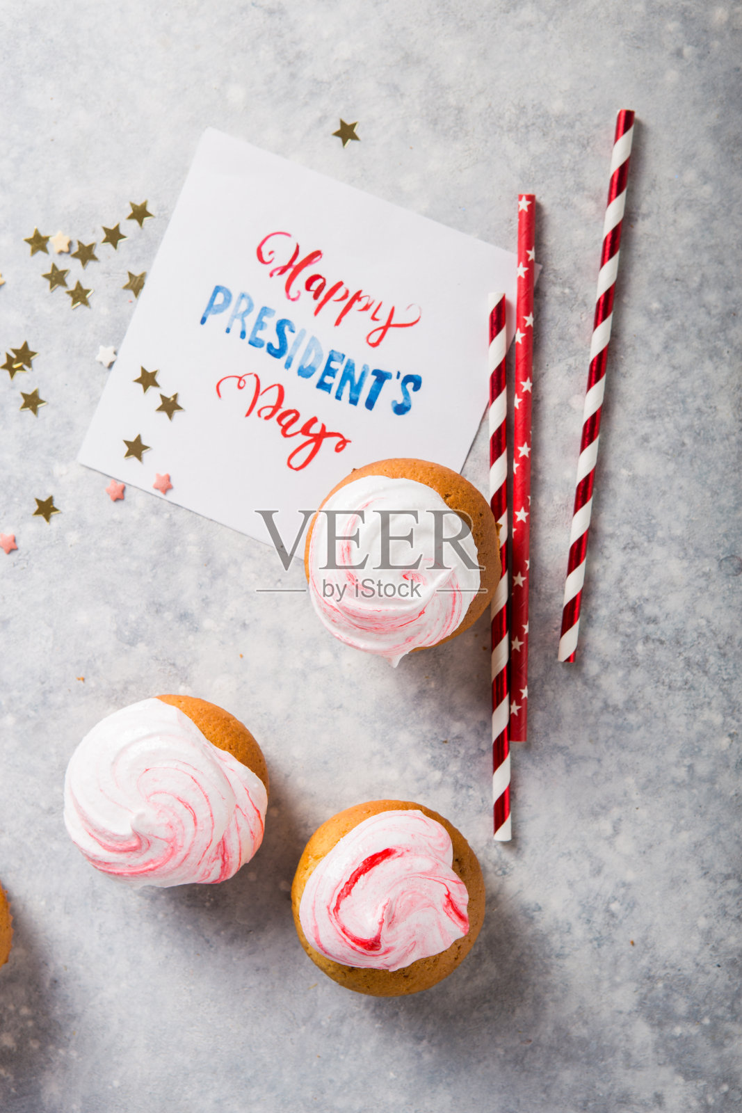 总统日,2月17日。爱国烘焙供应杯蛋糕持有人的节日和7月4日的概念。照片摄影图片