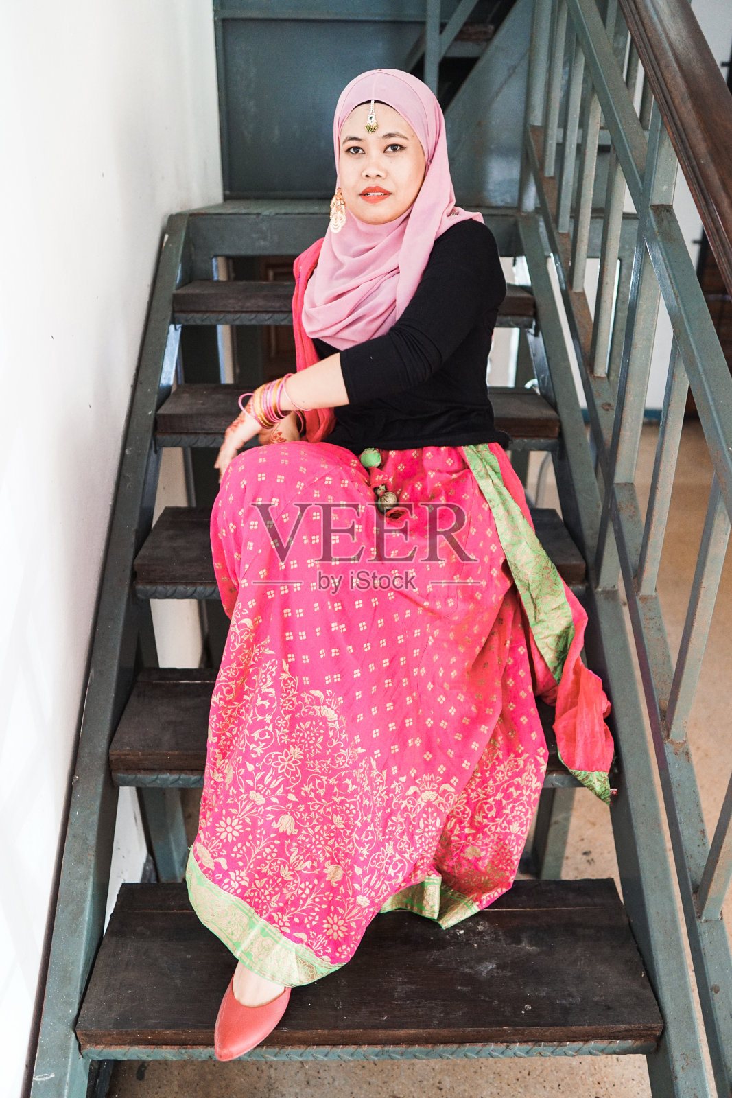 穿着印度传统服装和珠宝的马来女士照片照片摄影图片