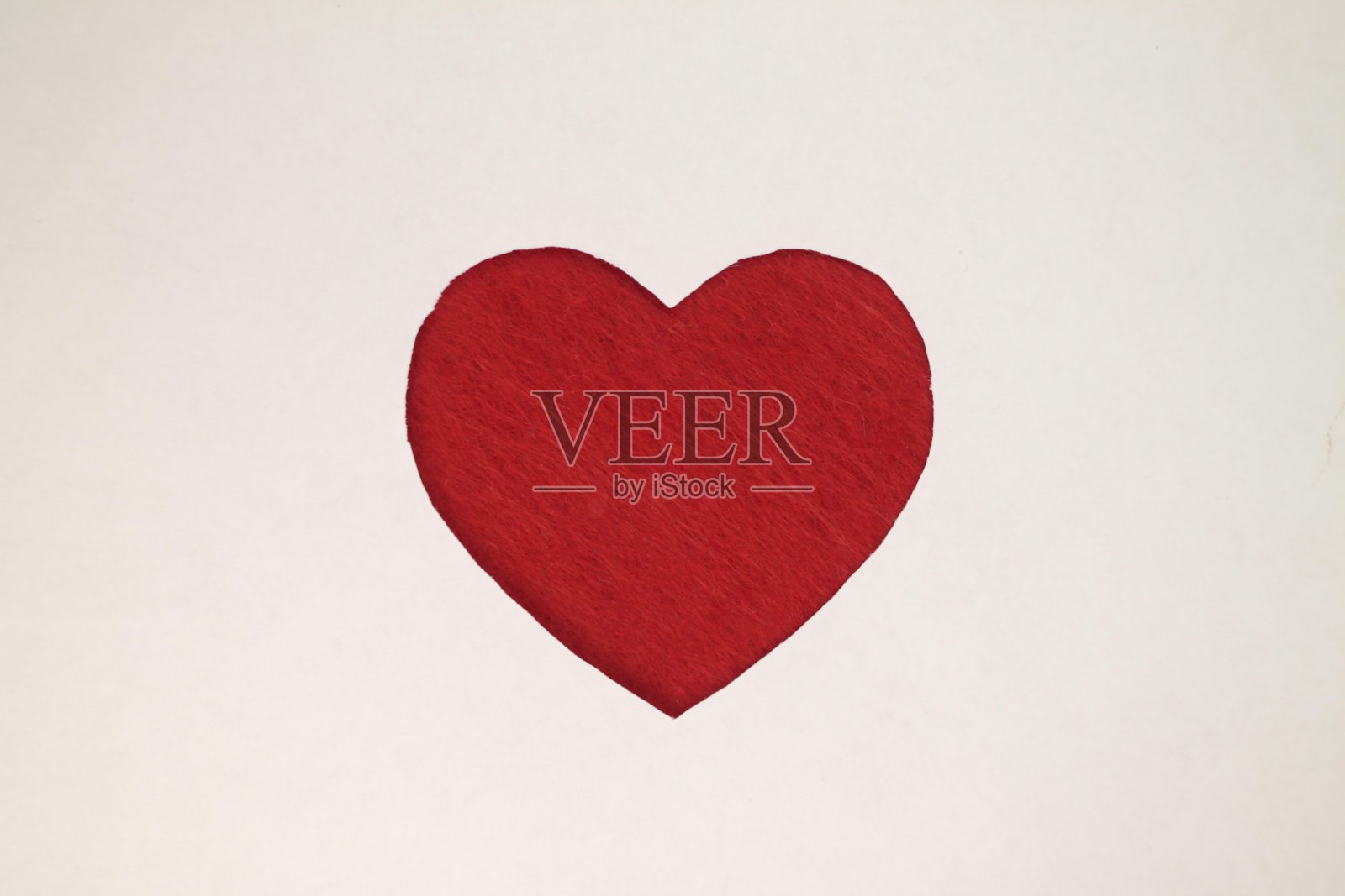 牛皮纸上的红色心形槽。照片摄影图片