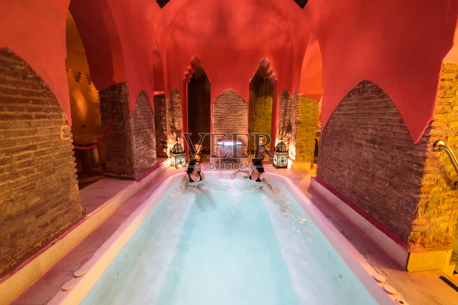 两名女子在格拉纳达享受阿拉伯浴室照片摄影图片