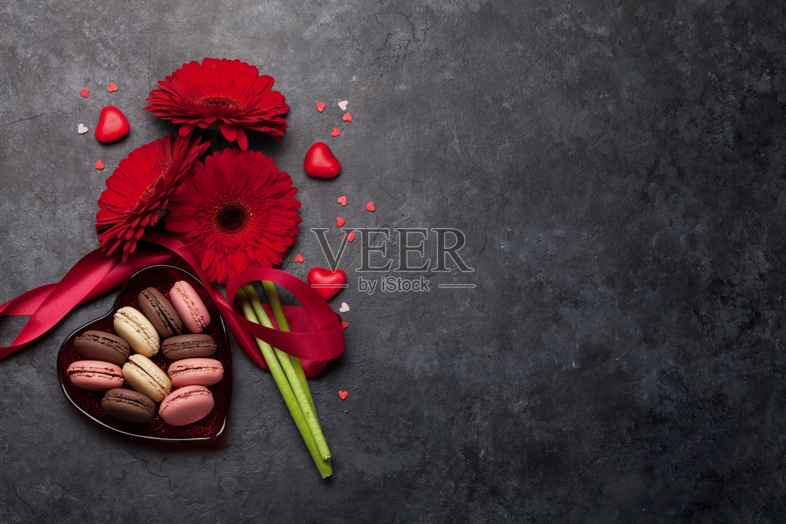 情人节贺卡与非洲菊花束照片摄影图片