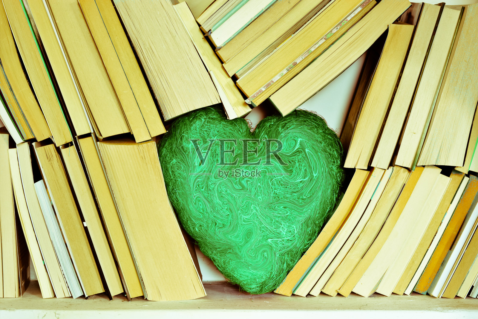 我喜欢的爱情书籍中的绿色大心照片摄影图片