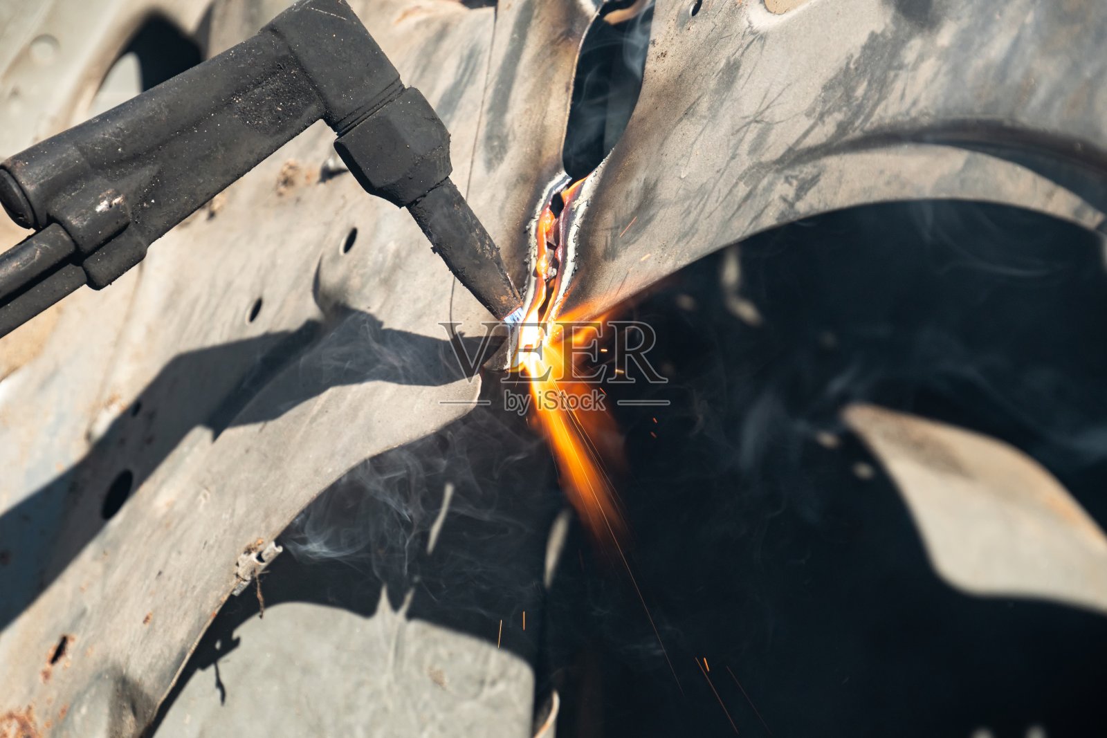 氧气乙炔切割报废汽车,用于金属回收照片摄影图片