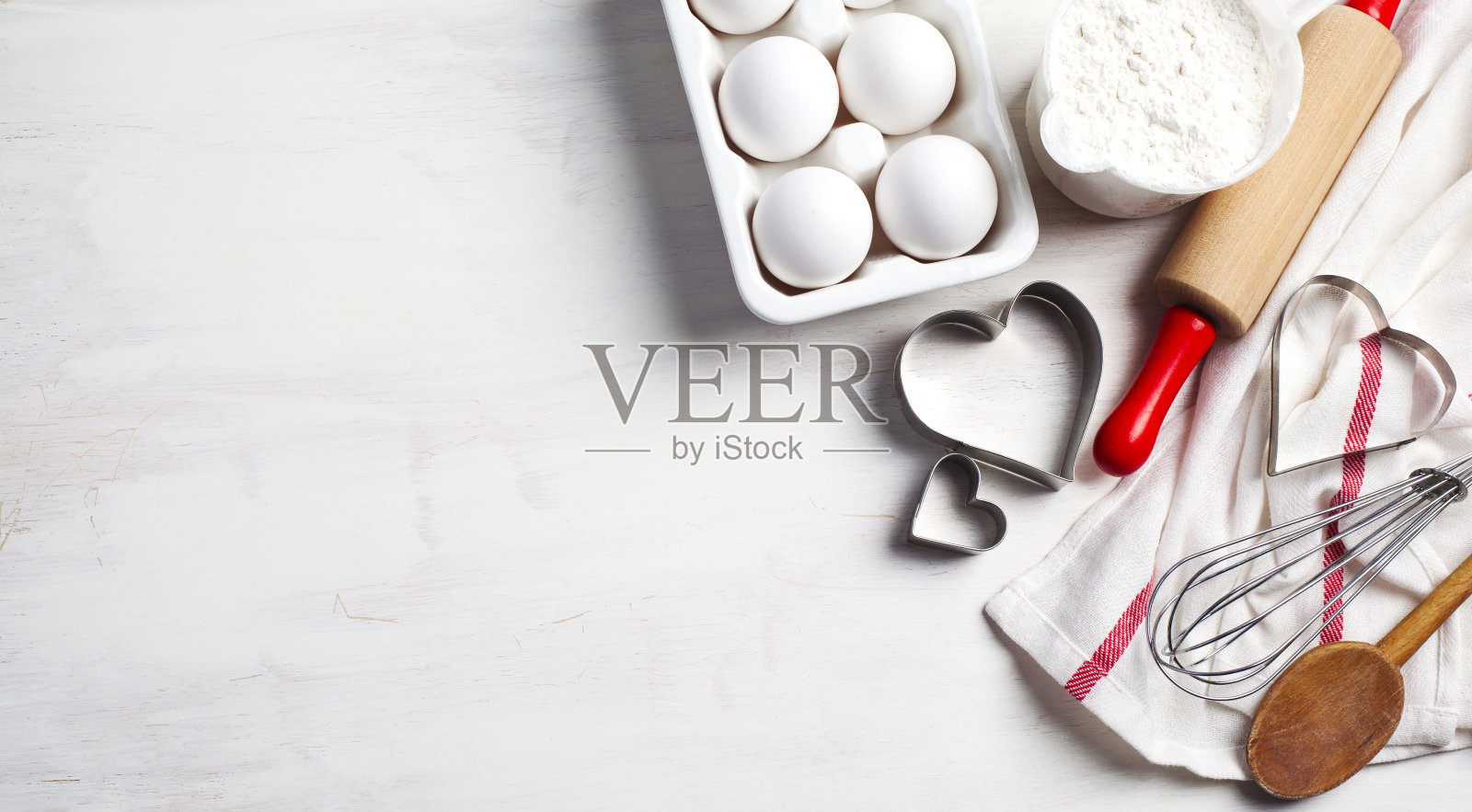 烘焙配料、厨房用品及烘焙食品。厨房用具,面粉,鸡蛋,糖。拷贝空间,俯视图。照片摄影图片