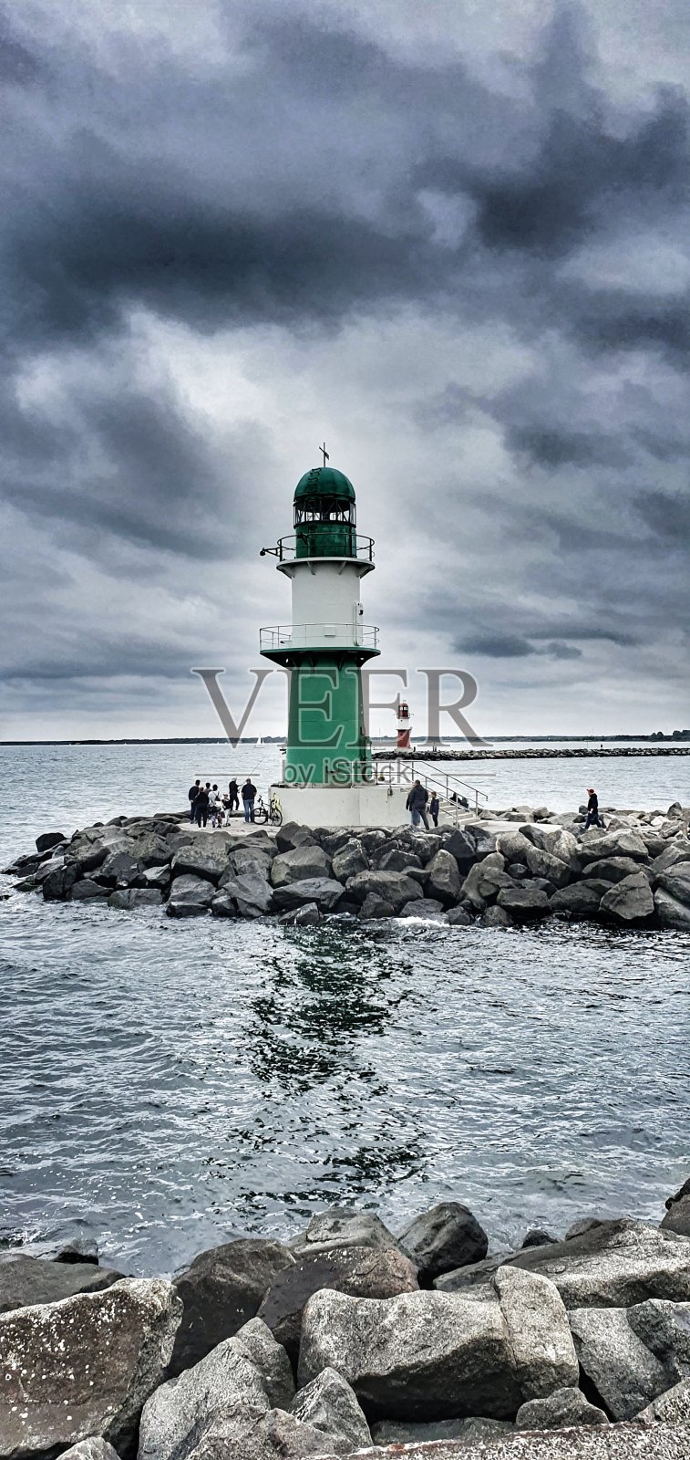 灯塔波涛汹涌的海面照片摄影图片