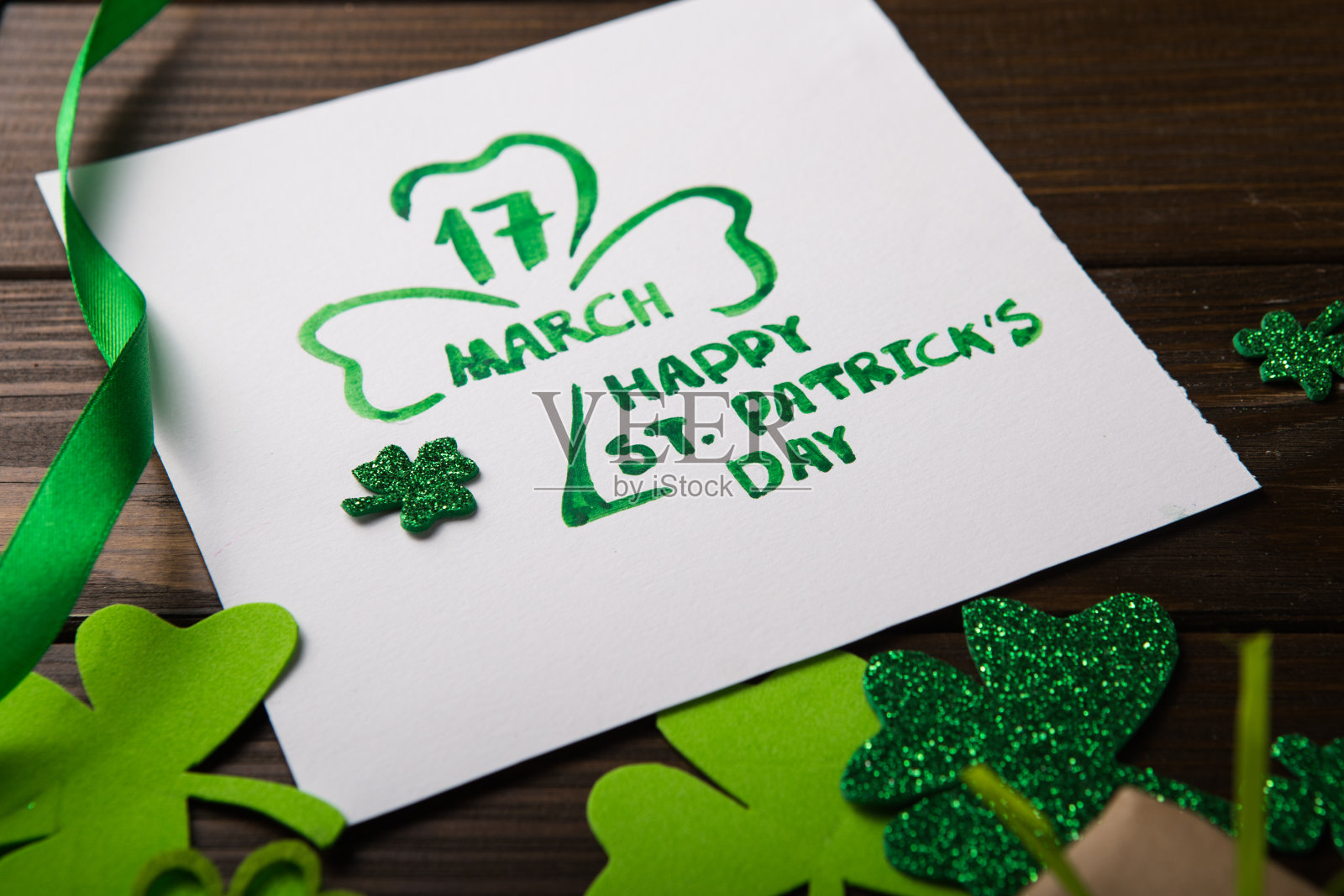 圣帕特里克节快乐。幸运三叶草卡。爱尔兰的节日的象征。概念背景与礼物。副本的空间。照片摄影图片
