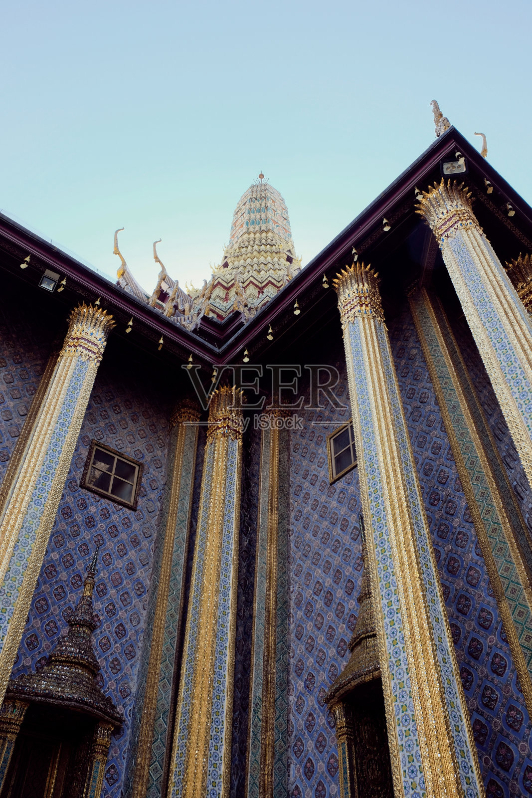 曼谷翡翠佛寺的碎片,有柱廊和尖顶。照片摄影图片