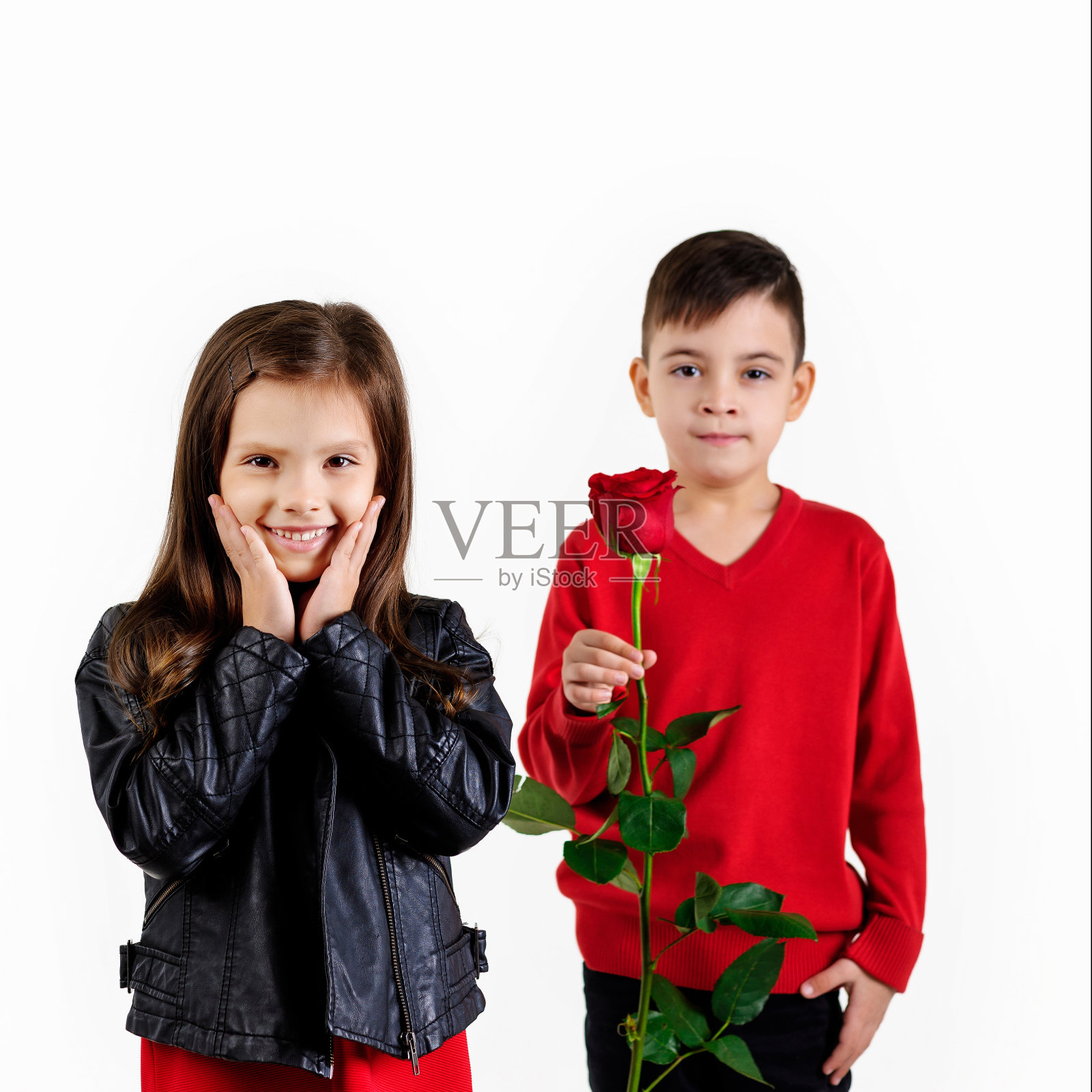 小男孩给小女孩一朵红玫瑰照片摄影图片