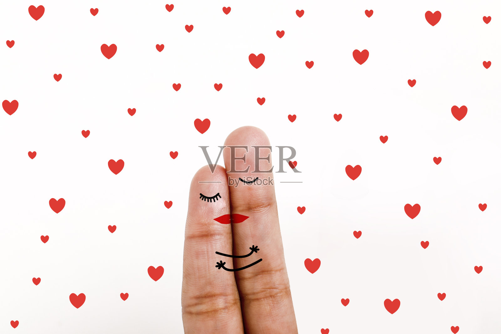 一对幸福的情侣把爱情画在手指上。情人节的概念照片摄影图片