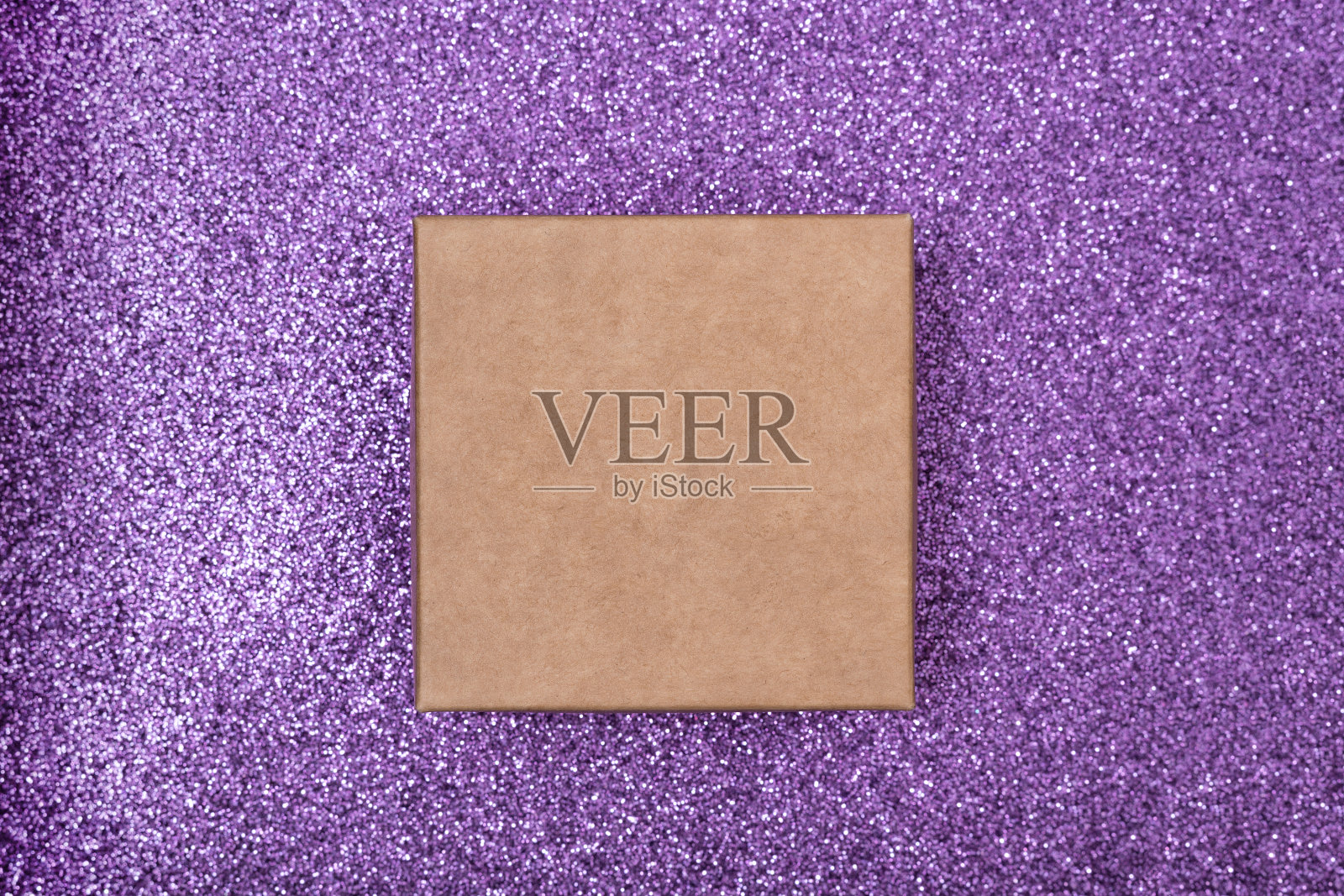 方形工艺盒在一个闪亮的淡紫色表面。正上方照片摄影图片