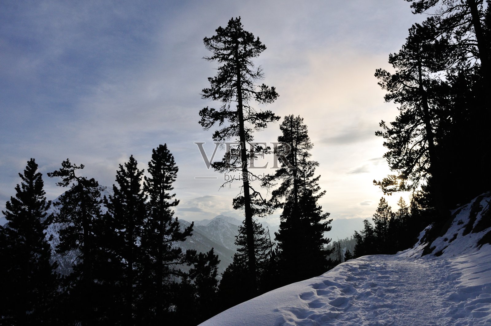 走在蒙热涅夫车站,被寒冷、大雪和霜冻所笼罩。照片摄影图片