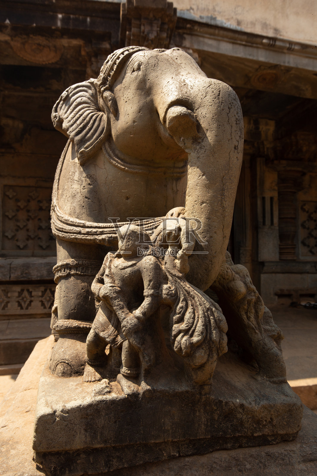 寺庙里有大象和人的纪念碑照片摄影图片