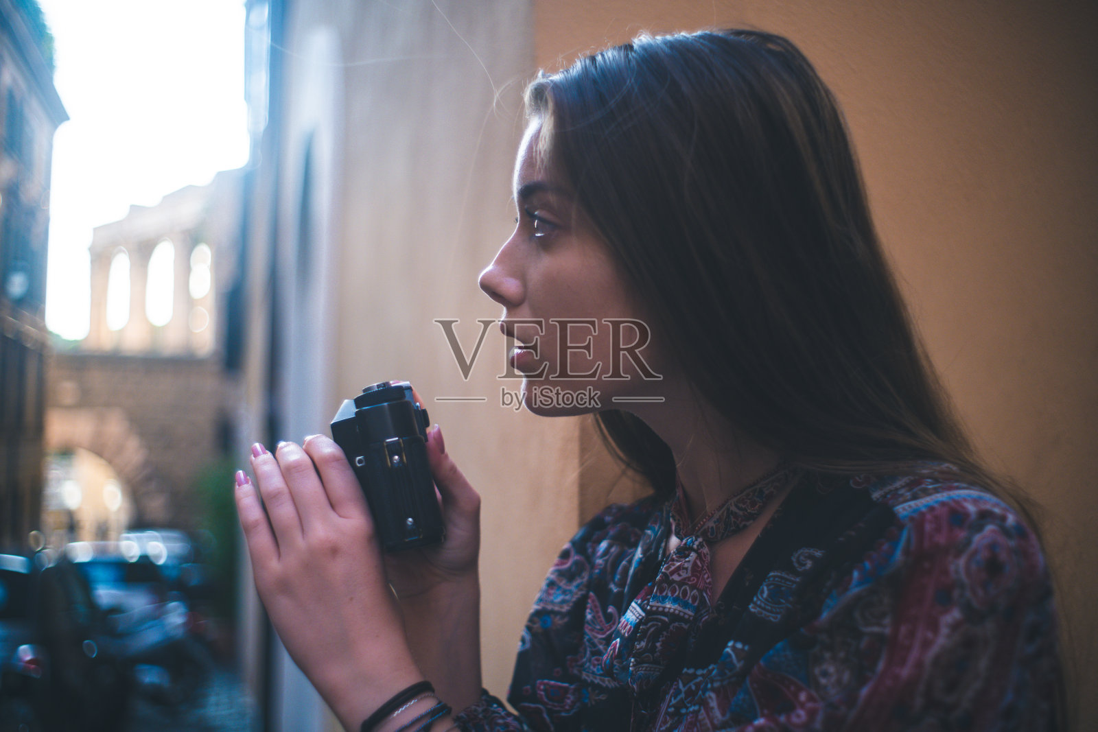 女孩看着风景拍照照片摄影图片