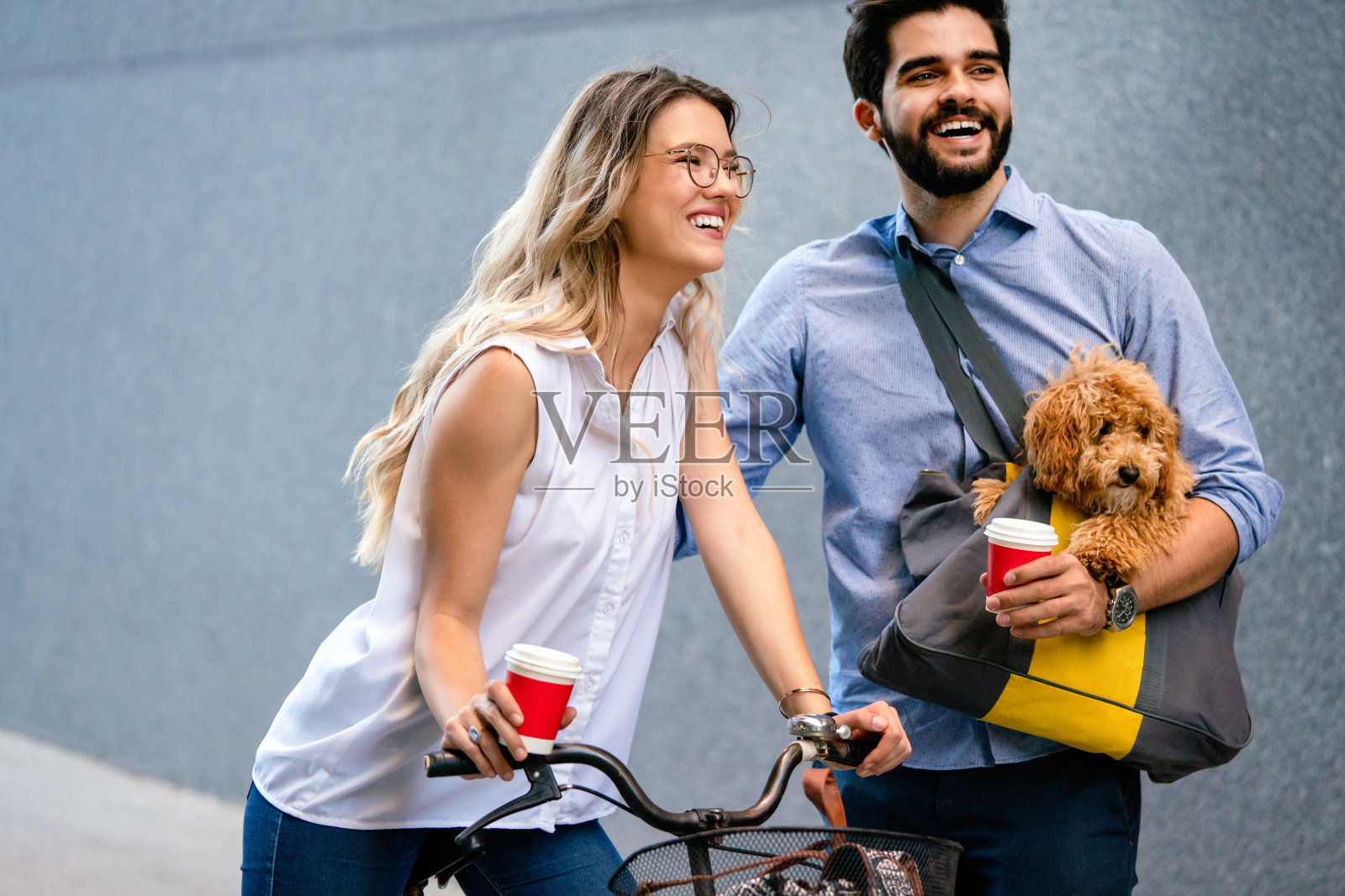 幸福的年轻夫妇花时间在一起的狗和自行车照片摄影图片