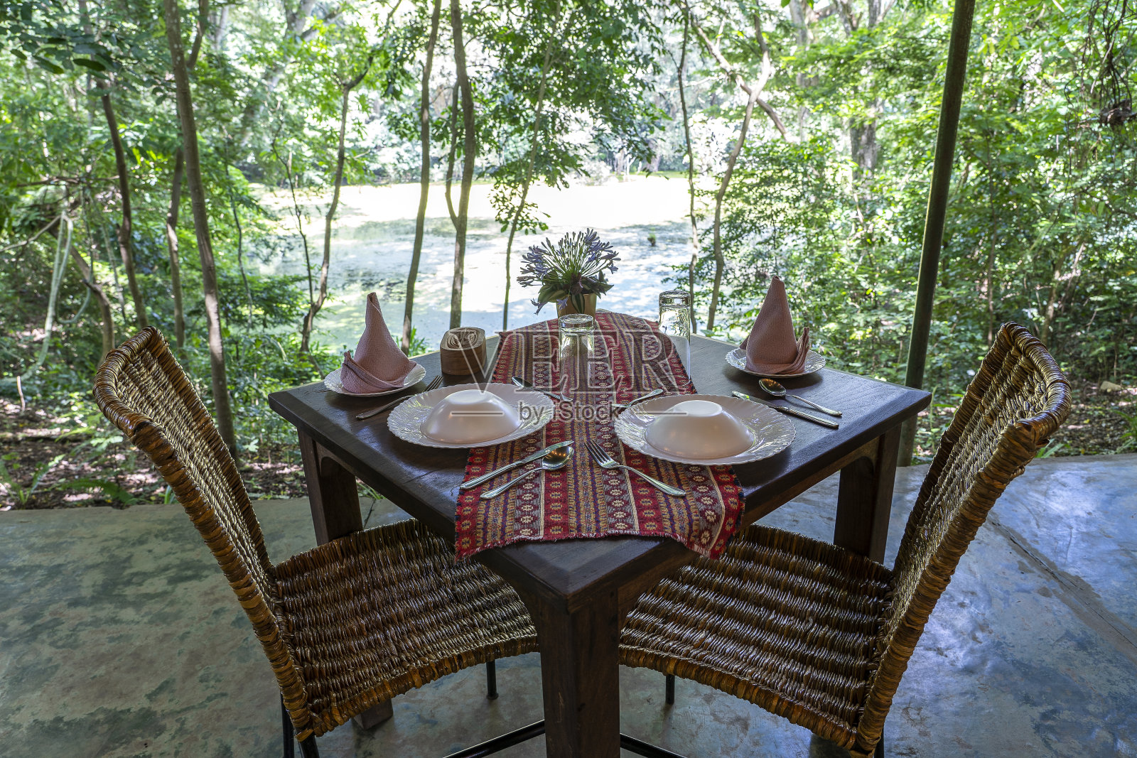 空餐厅露台上的桌子和藤椅。非洲坦桑尼亚照片摄影图片