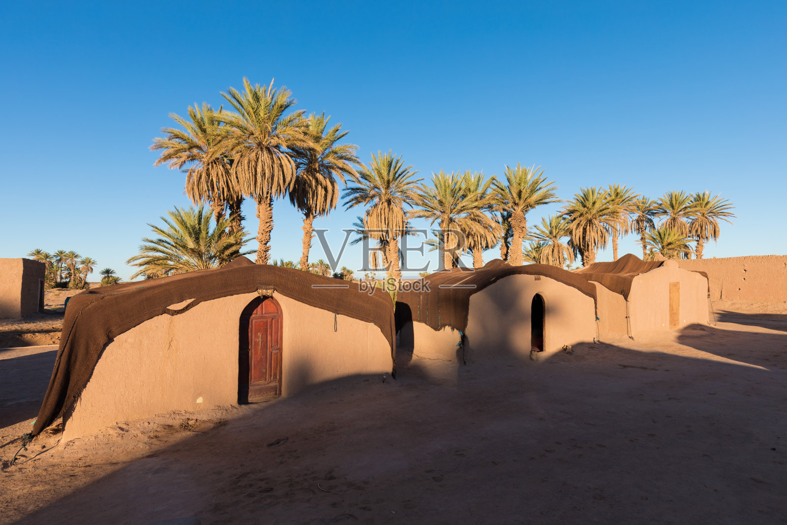 沙漠中沙丘间的豪华帐篷露营。美丽的阳光明媚的一天,摩洛哥风景如画的背景自然概念照片摄影图片