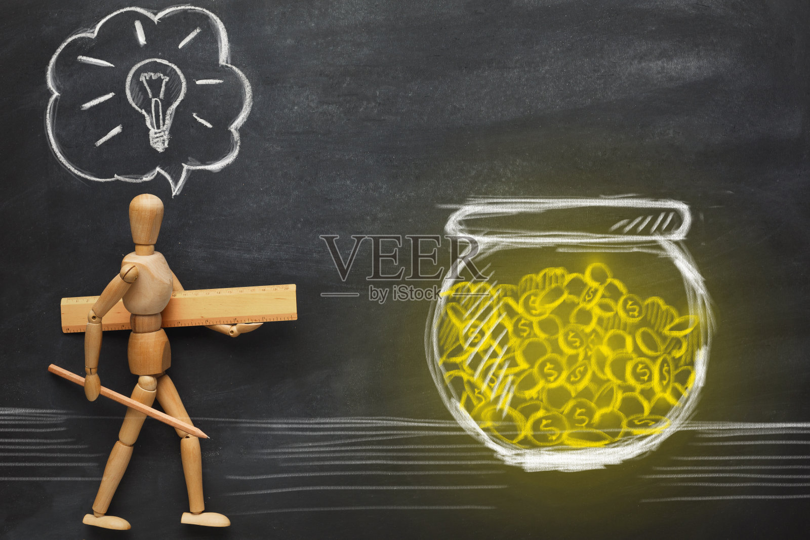 木制小人走向装钱罐的想法照片摄影图片