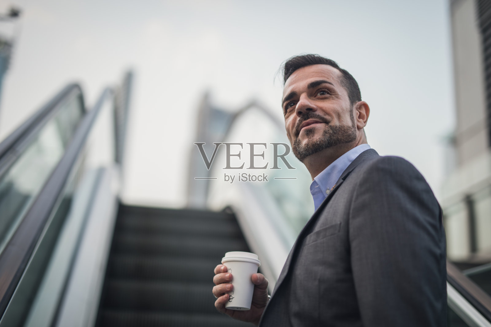 成熟的商人在户外喝咖啡照片摄影图片