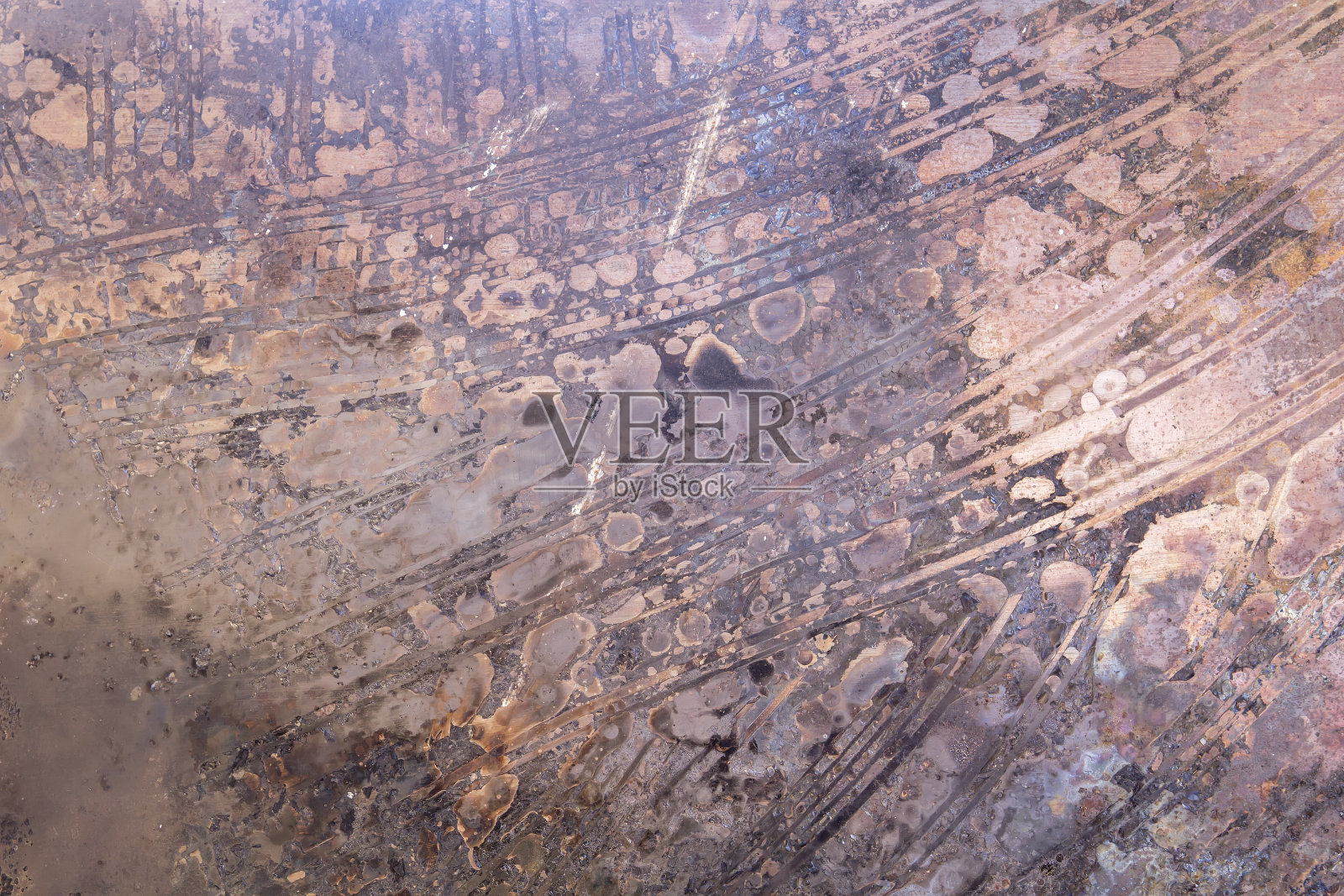 烧过的金属板上有肮脏的图案照片摄影图片