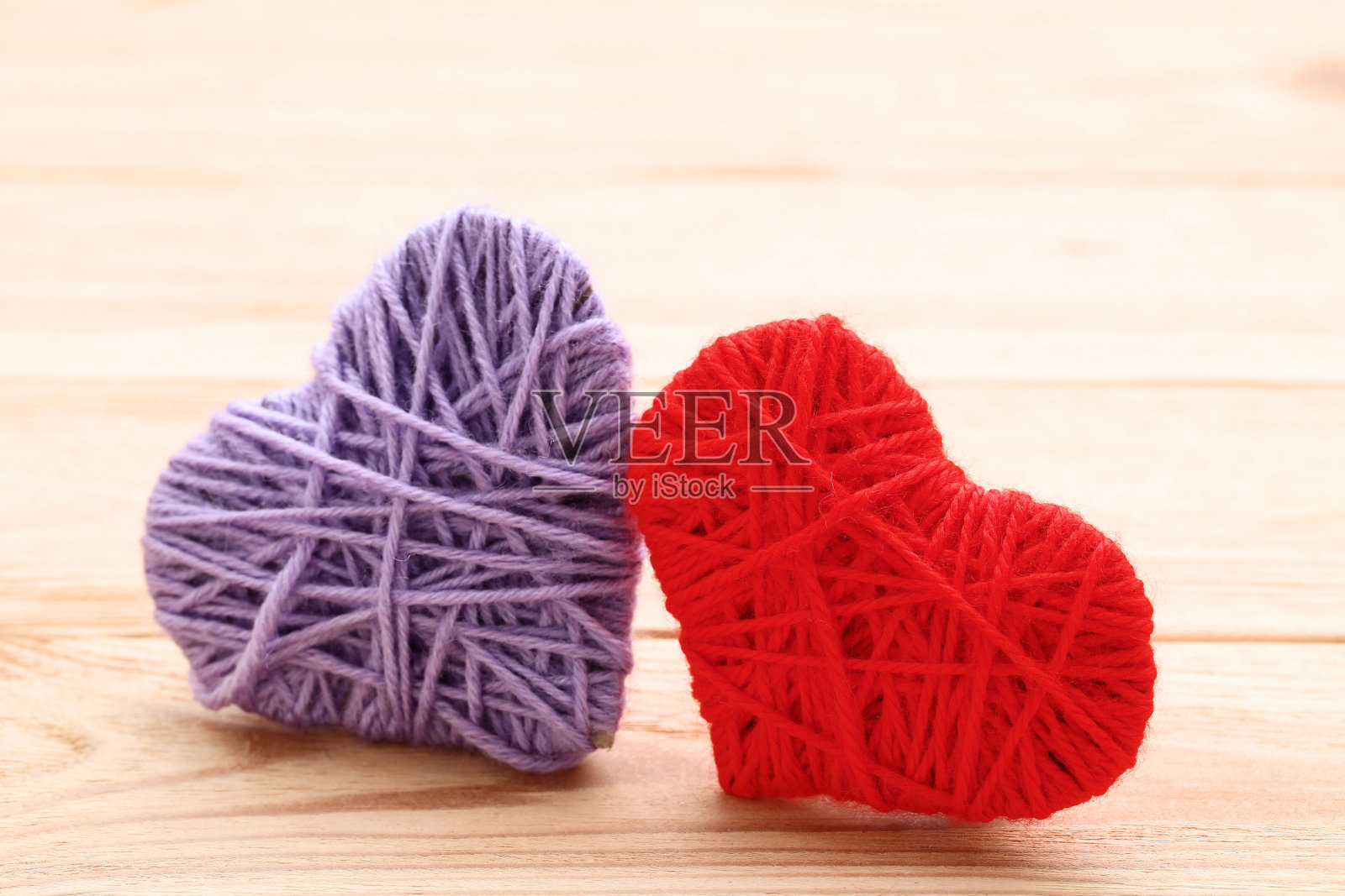 红紫绳心放在木桌上照片摄影图片