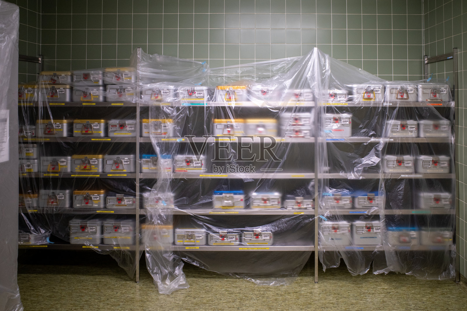 在消毒部门,所有的橱柜、设备和容器都用白色的箔纸悬挂,以便空调维护照片摄影图片