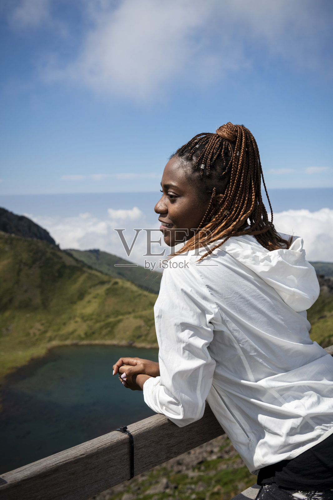 在韩国济州岛徒步旅行的年轻女子照片摄影图片